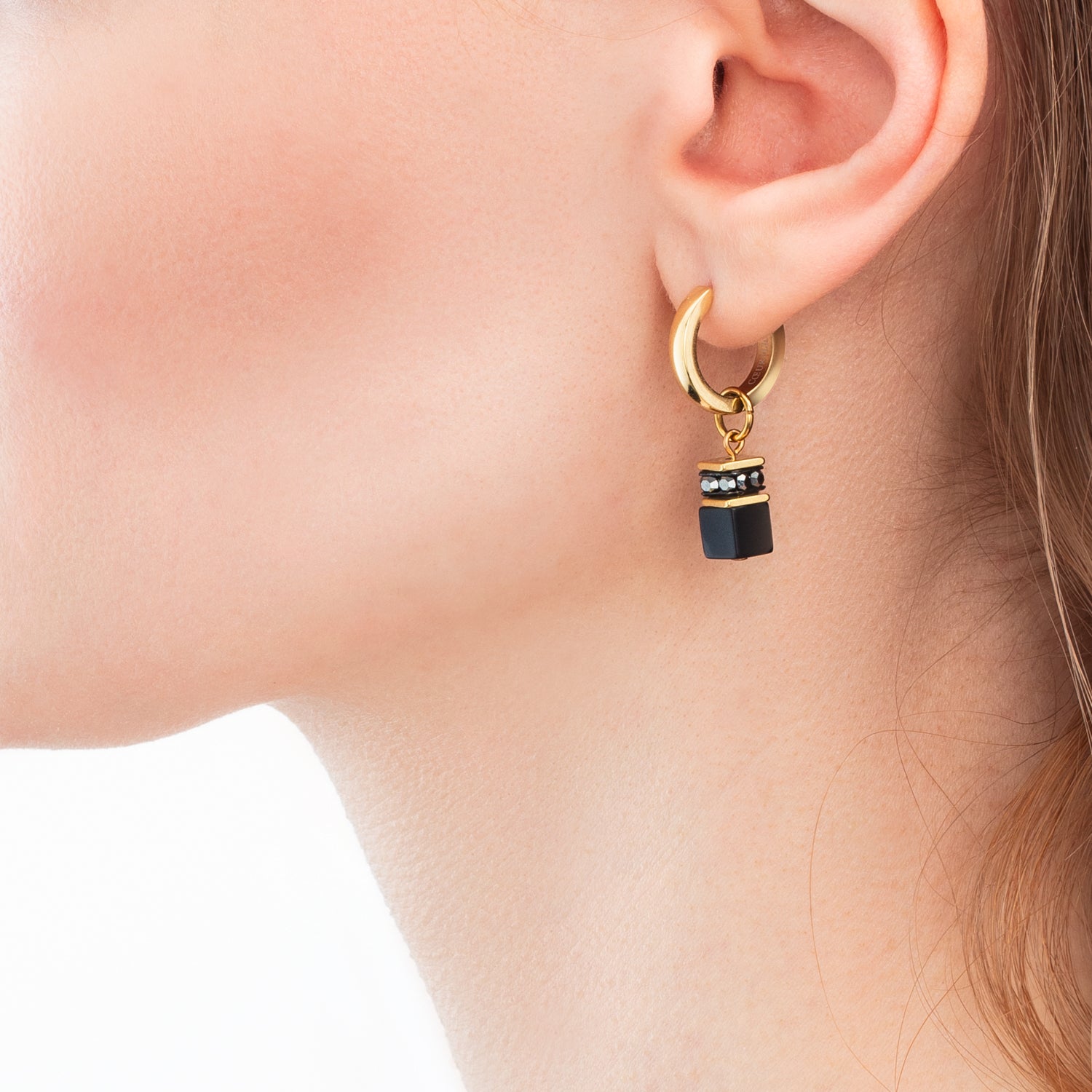 coeur-de-lion-ear-me-up-charm-geocube-gold-schwarz image 3