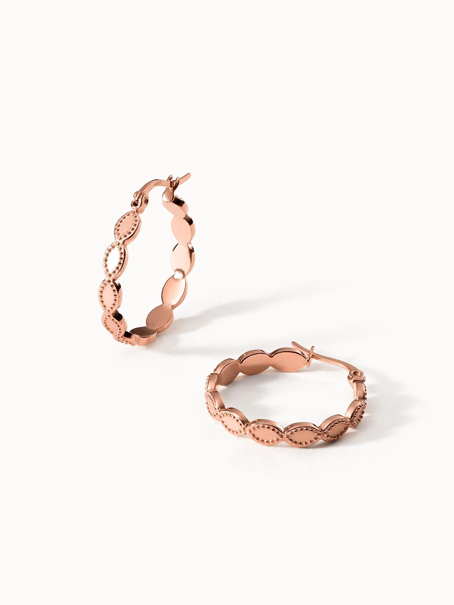 purelei-koko-ohrringe-creolen-24-mm-in-gold-silber-ros-gold-hellsilber image 7