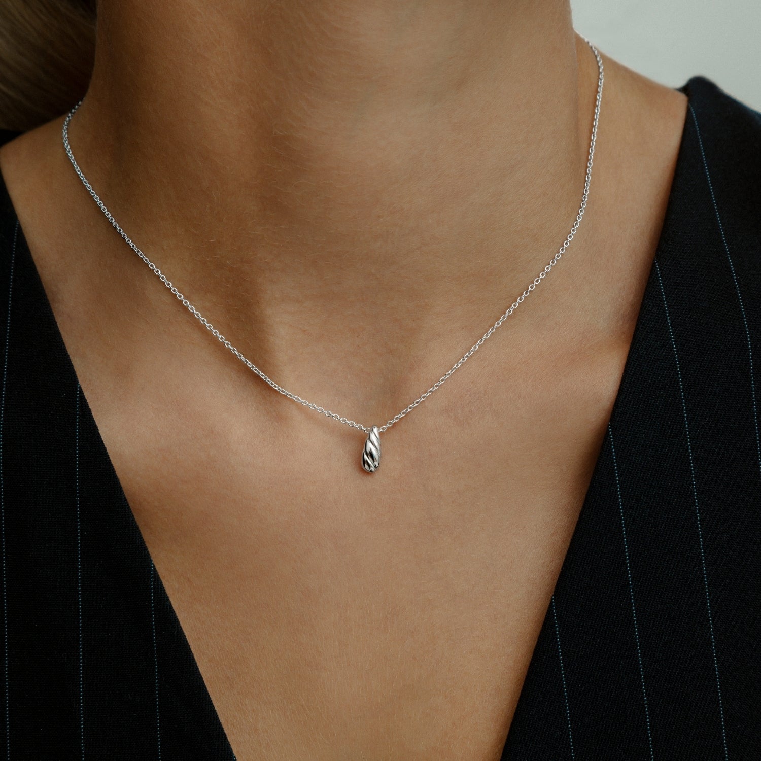 xenox-sculpted-halskette-925-sterlingsilber-rhodiniert-mit-tropfen-anh-nger image 3