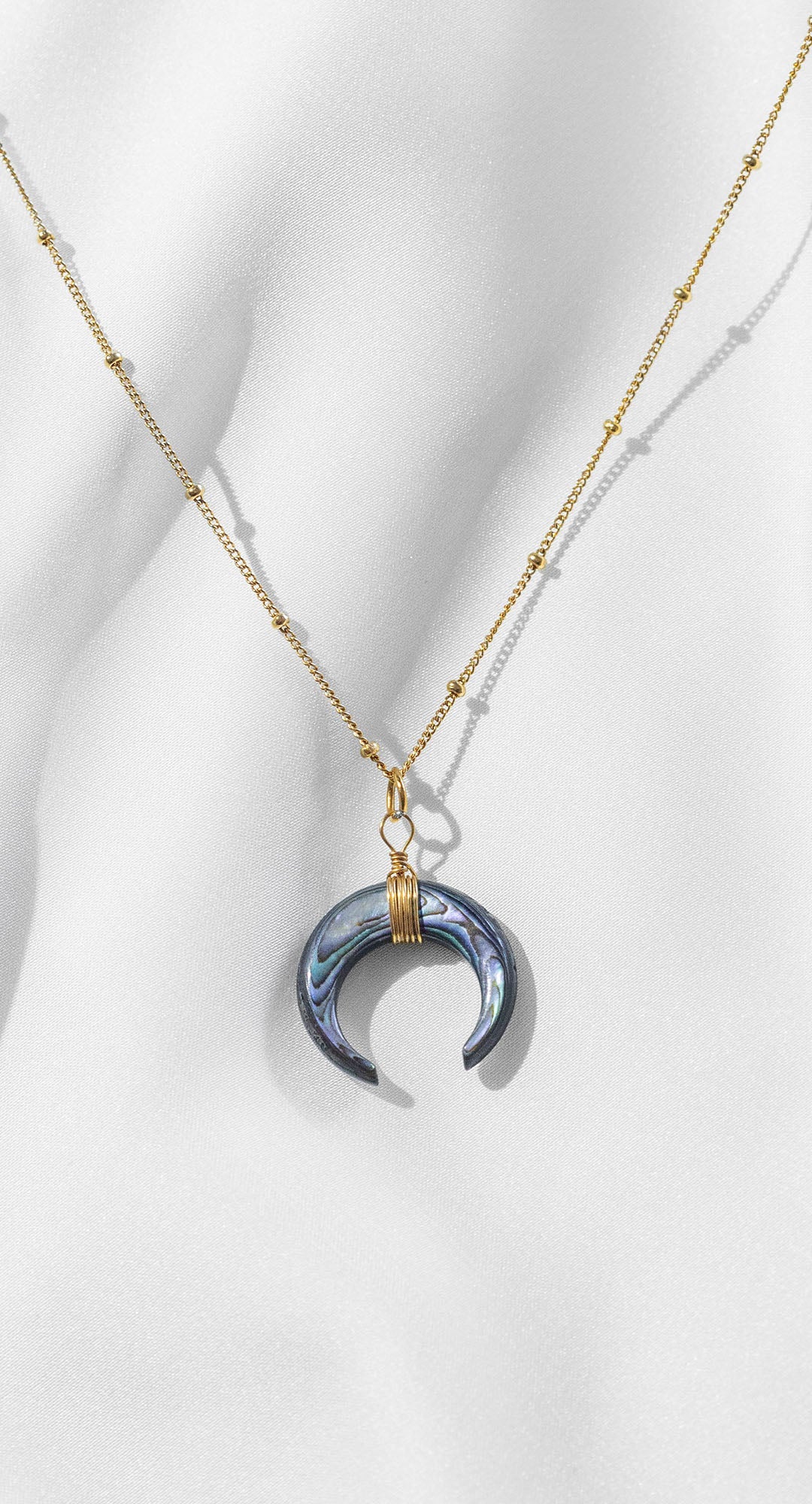 purelei-paua-kette-mit-sichelmond-anh-nger-aus-abalone image 2