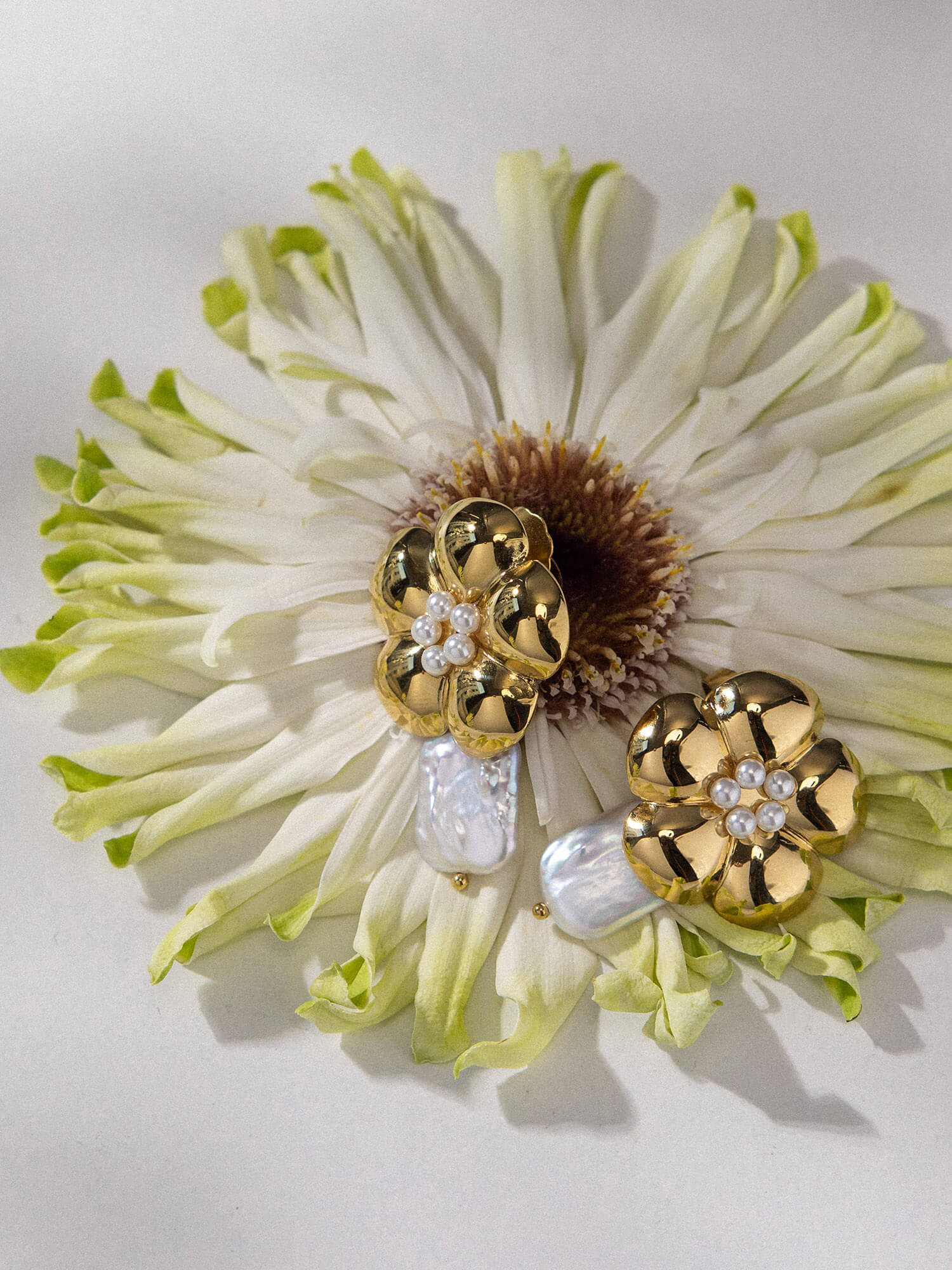 purelei-floral-pearly-ohrringe-bl-tenstecker-mit-keshi-perle image 4