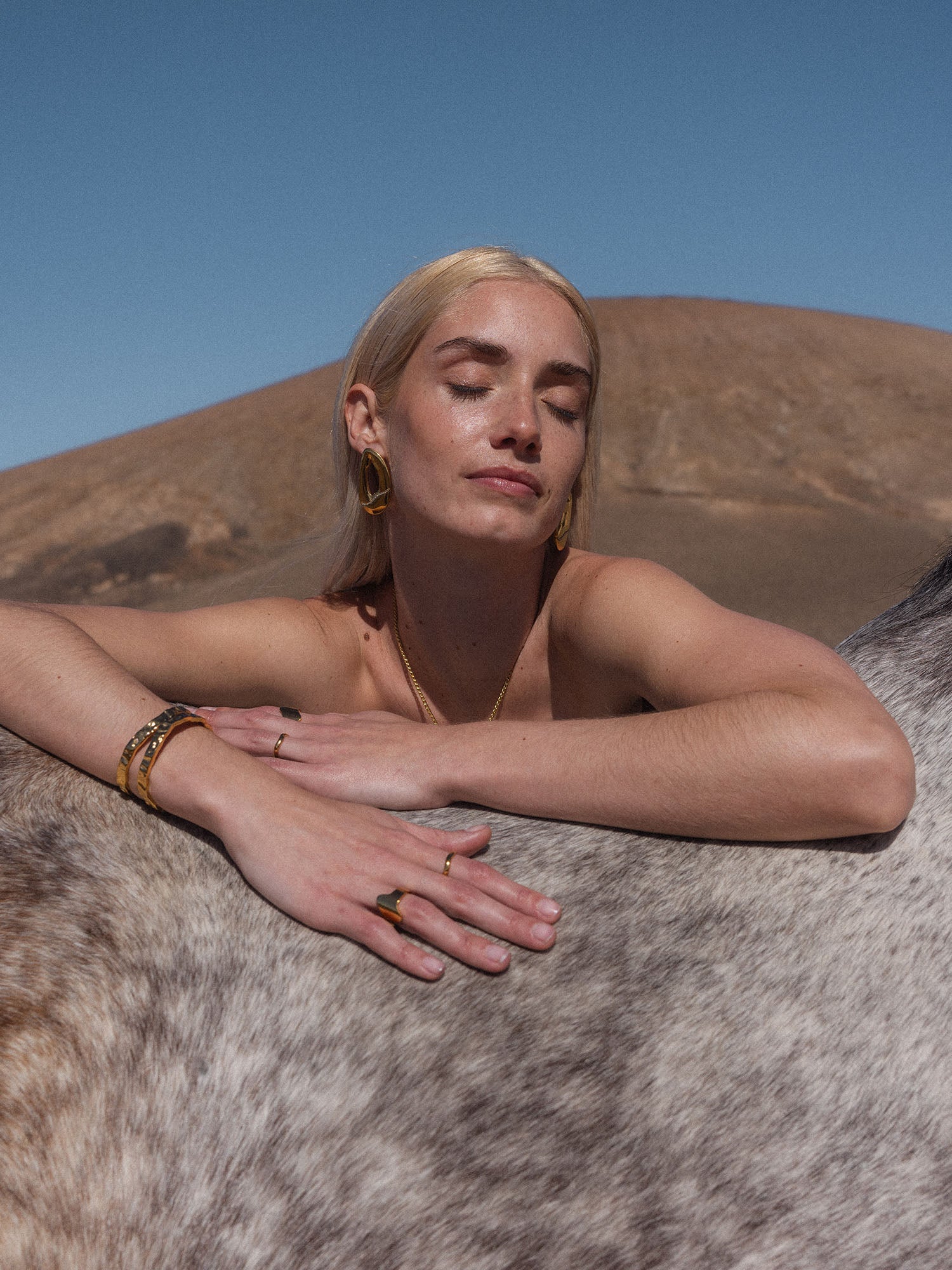 purelei-volcano-armreif-gehammerter-arm-cuff-aus-edelstahl-in-gold-silber-ros-go image 5