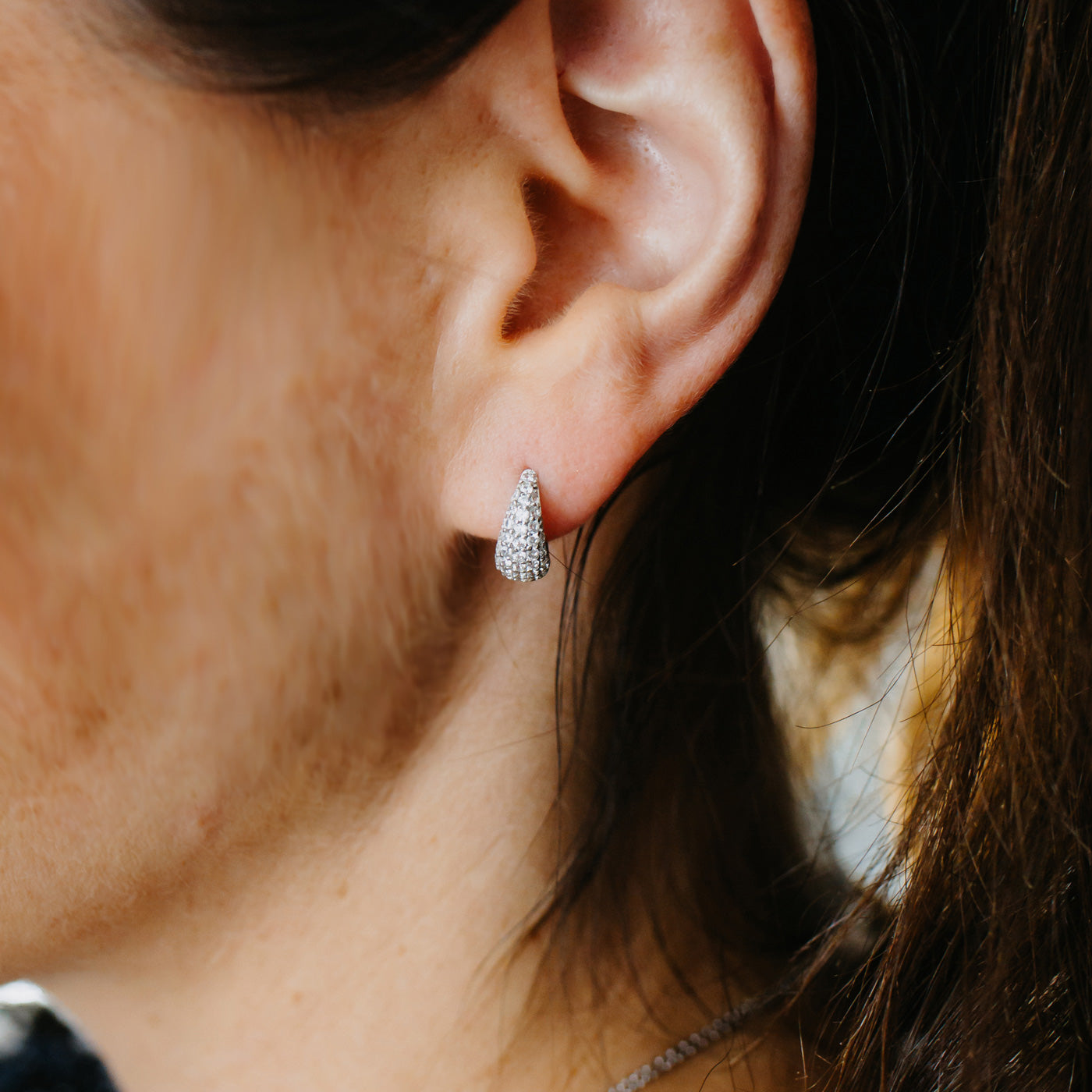 julie-julsen-crystal-drop-creolen-silber-925-mit-78-zirkonia-12-mm image 2