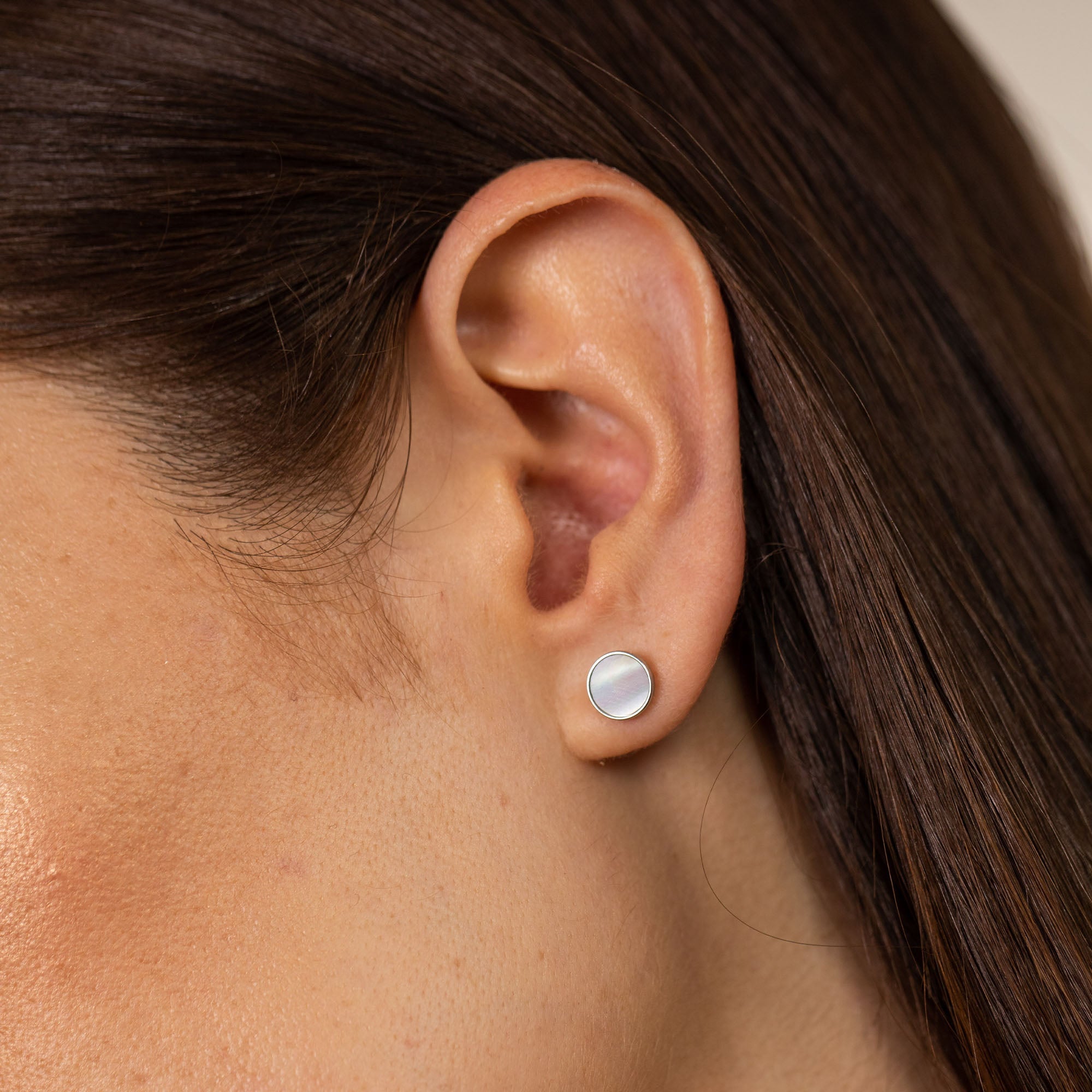 purelei-white-gloss-ohrringe-runde-perlmutt-ohrstecker-8-mm image 6