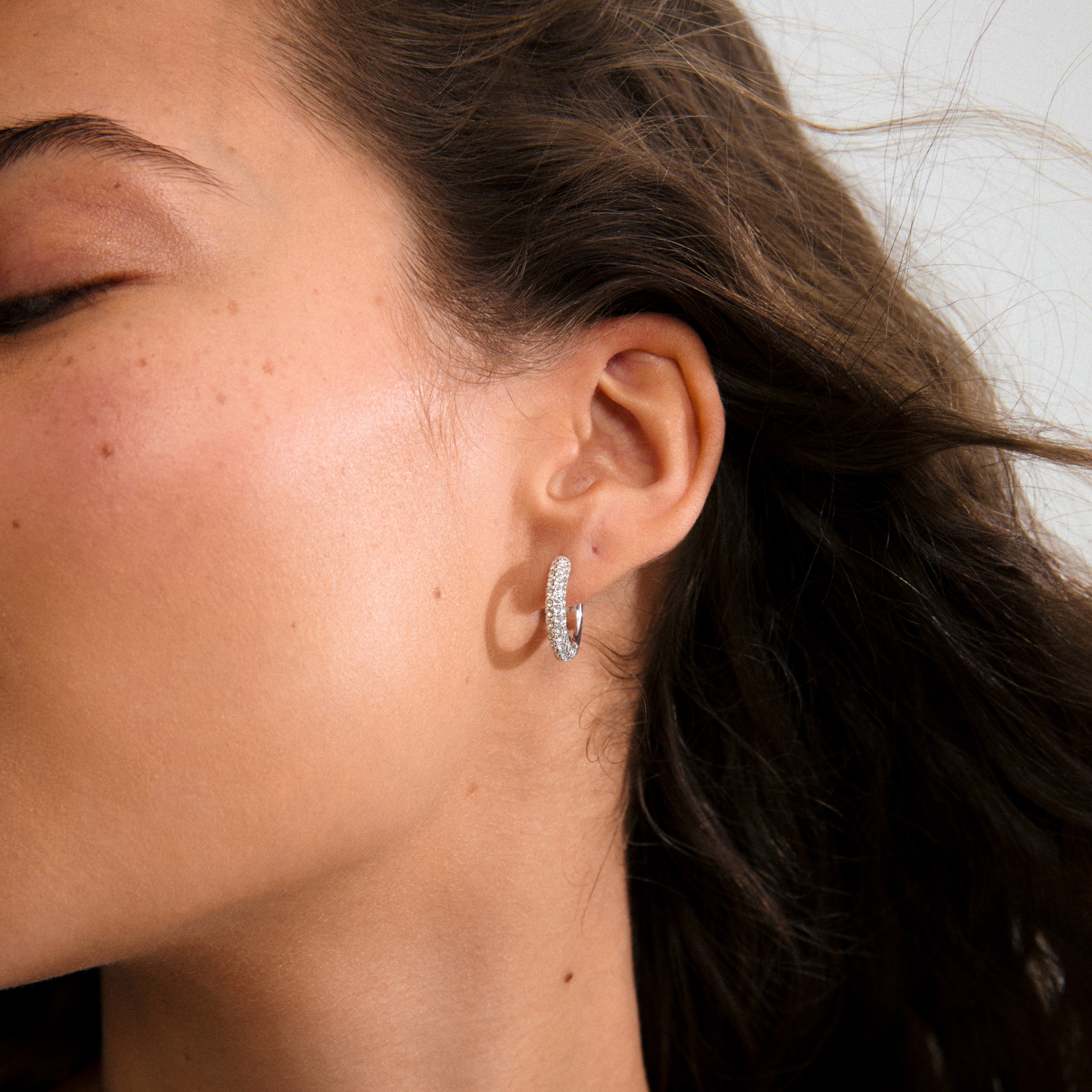 pilgrim-tatum-medium-hoops-versilbert-mit-preciosa-kristallen image 3