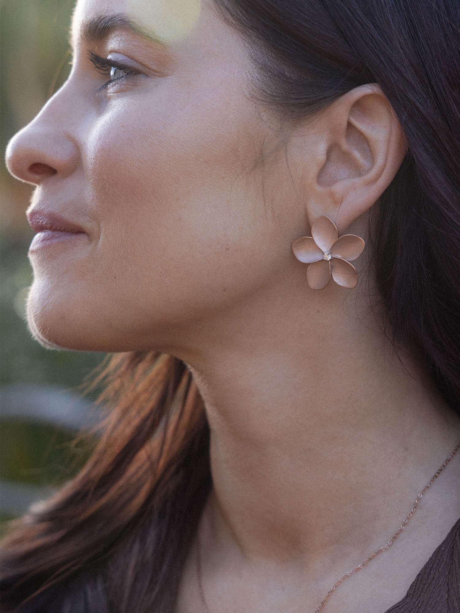 purelei-mahina-club-empowher-ohrringe-plumeria-statement-ohrringe image 7