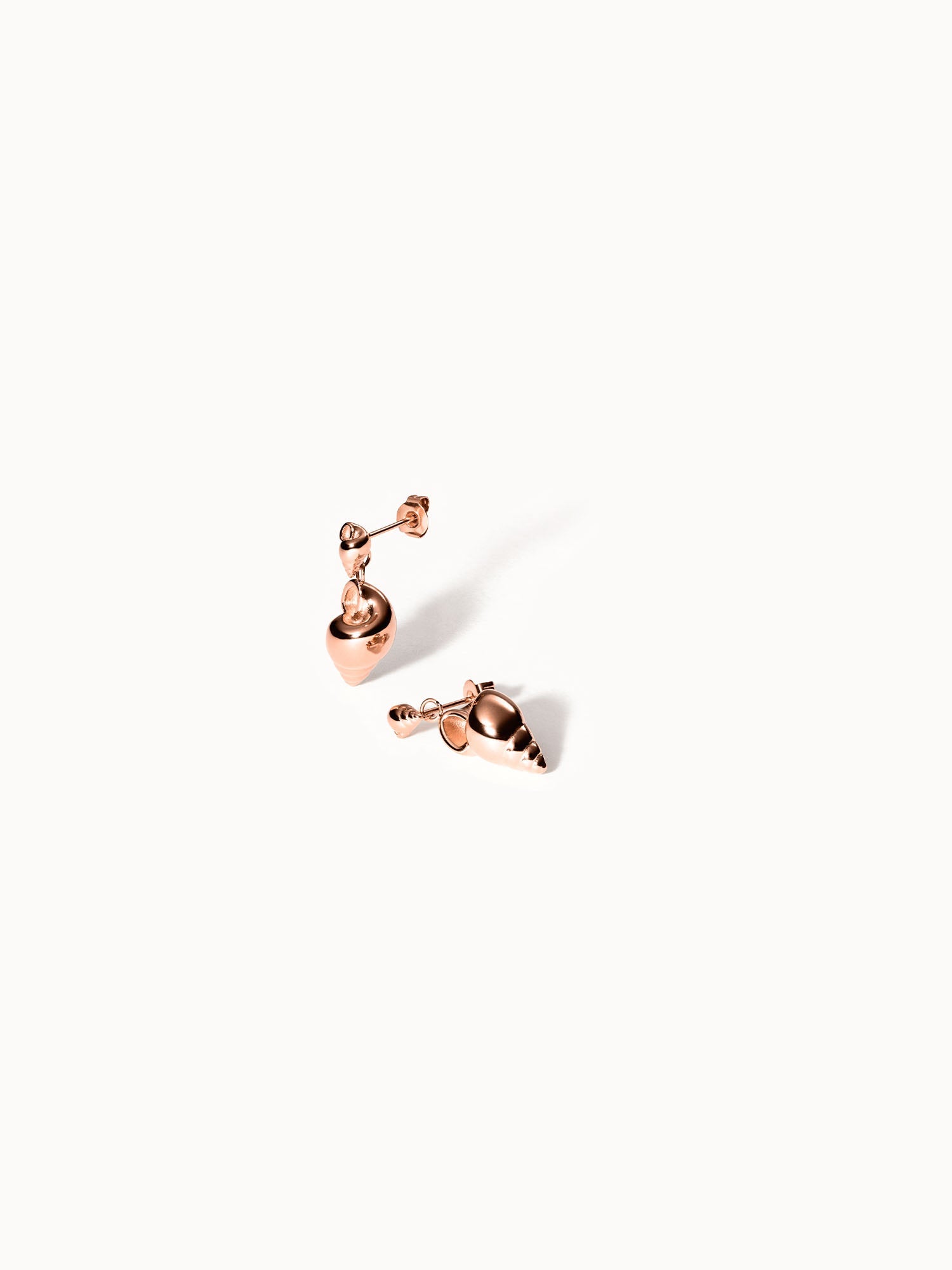 purelei-seafoam-ohrringe-muschel-ohrstecker-23-5-mm-in-gold-silber-ros-gold image 7