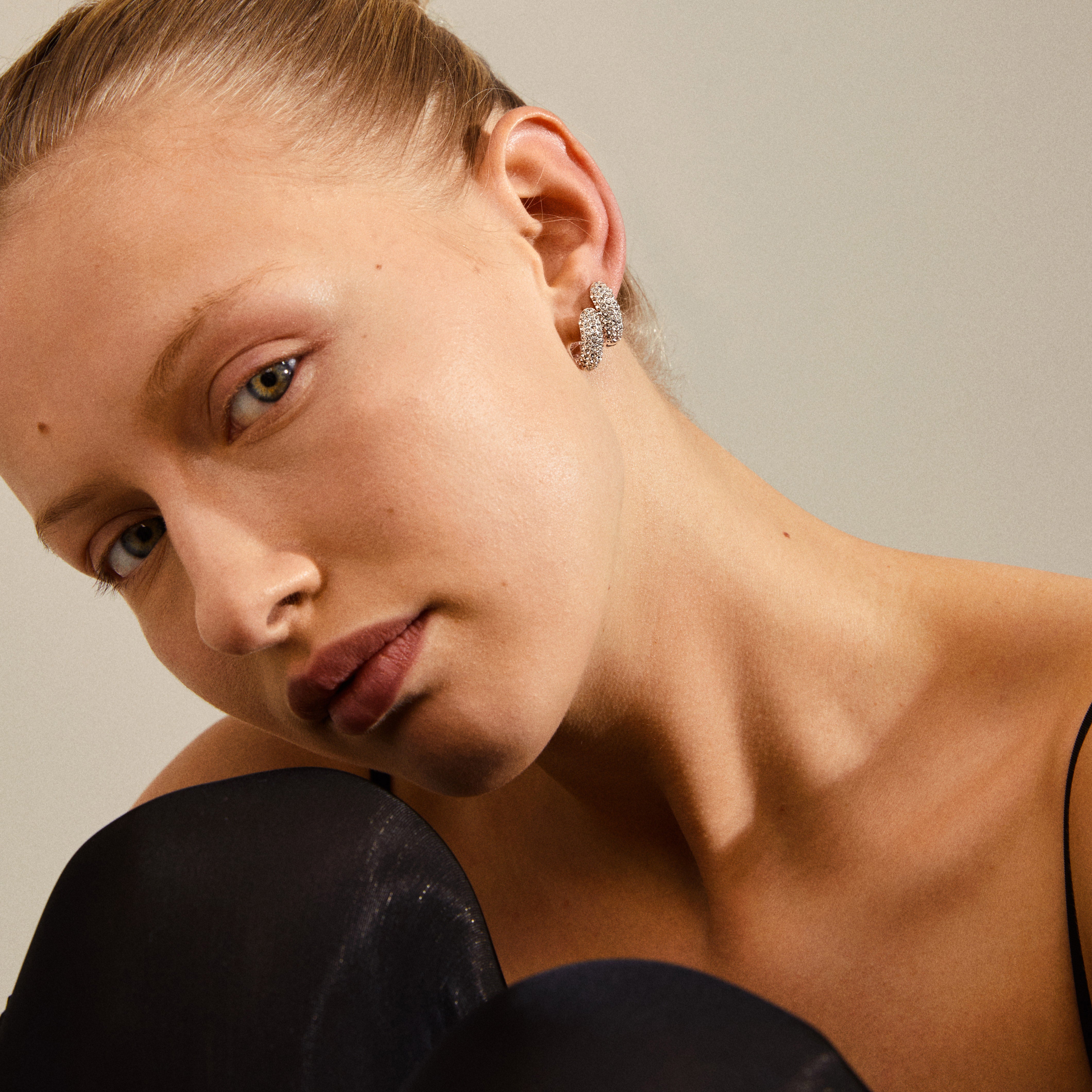 pilgrim-lona-chunky-huggie-hoops-silberplattiert-creolen-mit-preciosa-kristallen image 4