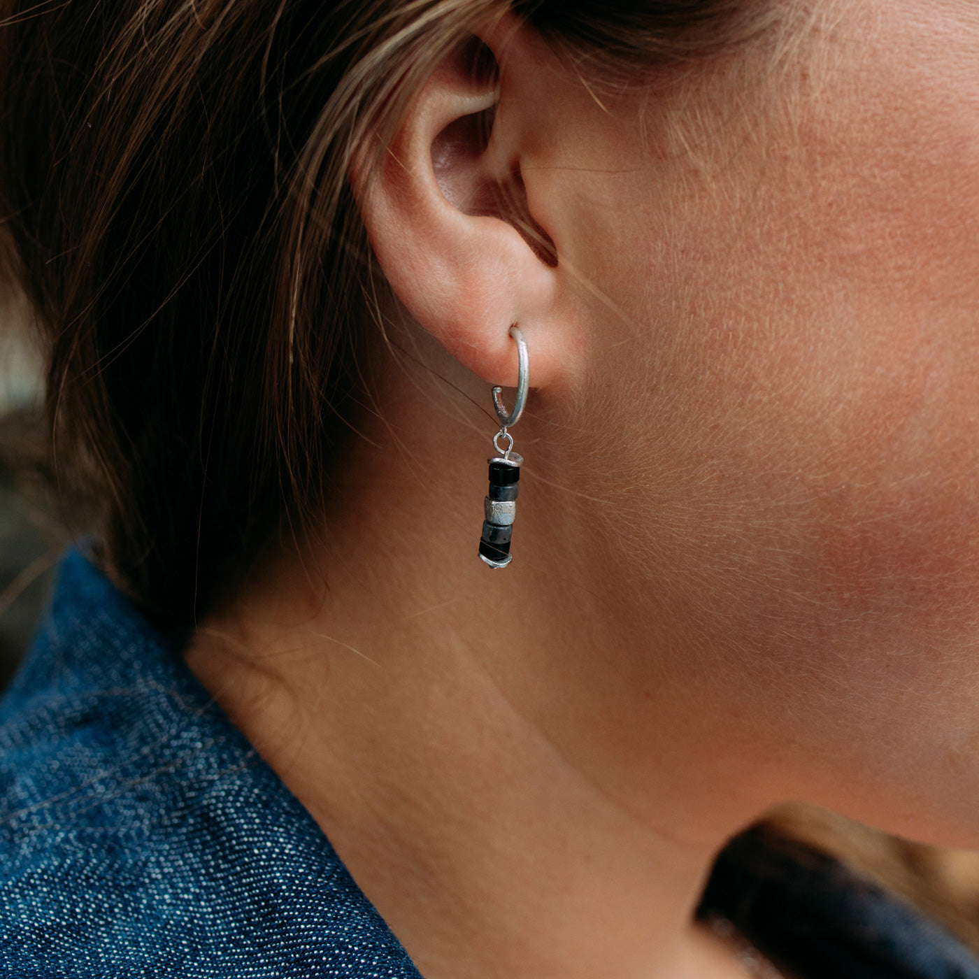 julie-julsen-loving-stones-ohrschmuck-8-schwarze-edelsteine-achat-und-labradorit image 5