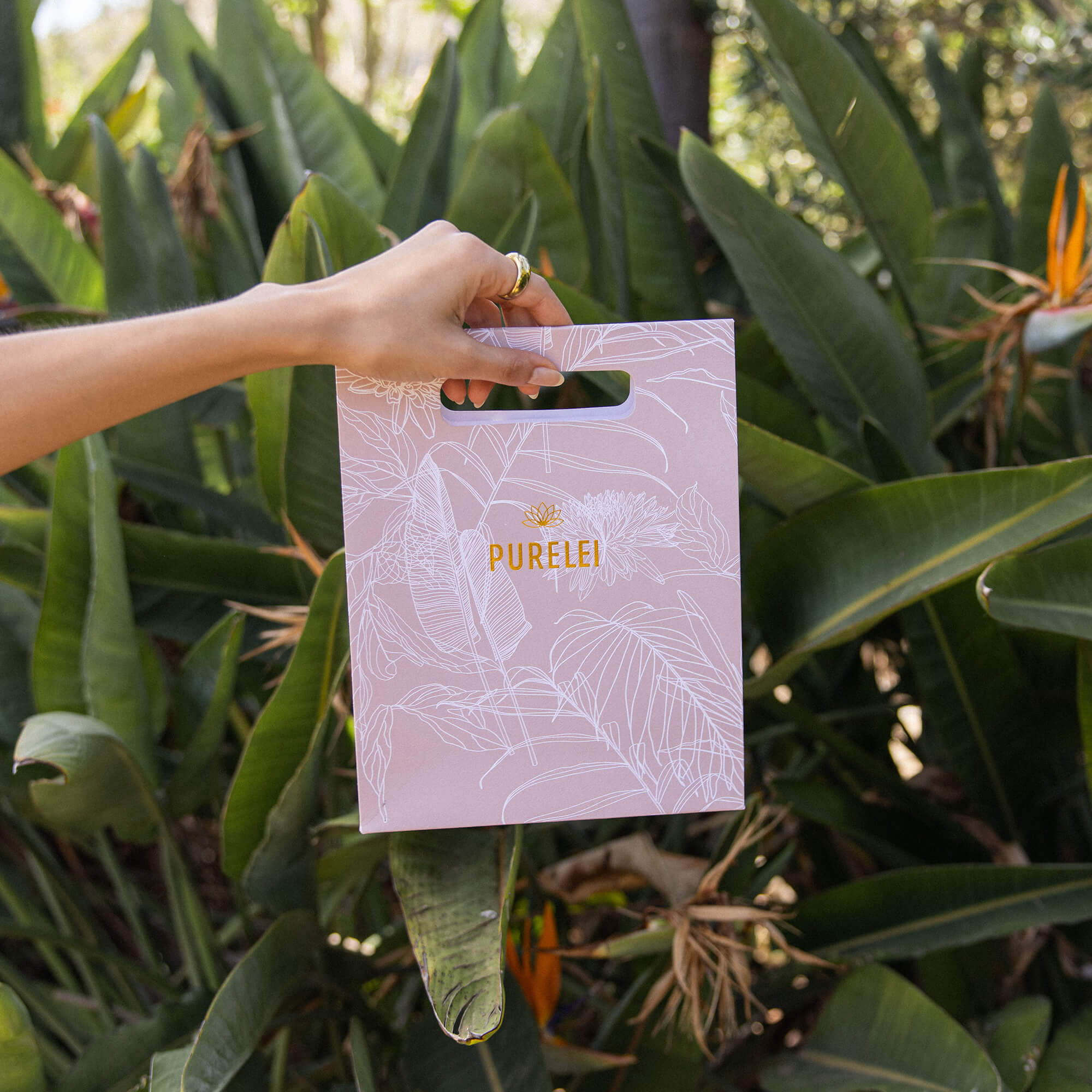 purelei-flora-gift-bag-geschenkverpackung-mauve-wei-gold-26-x-20-5-x-7-cm image 7