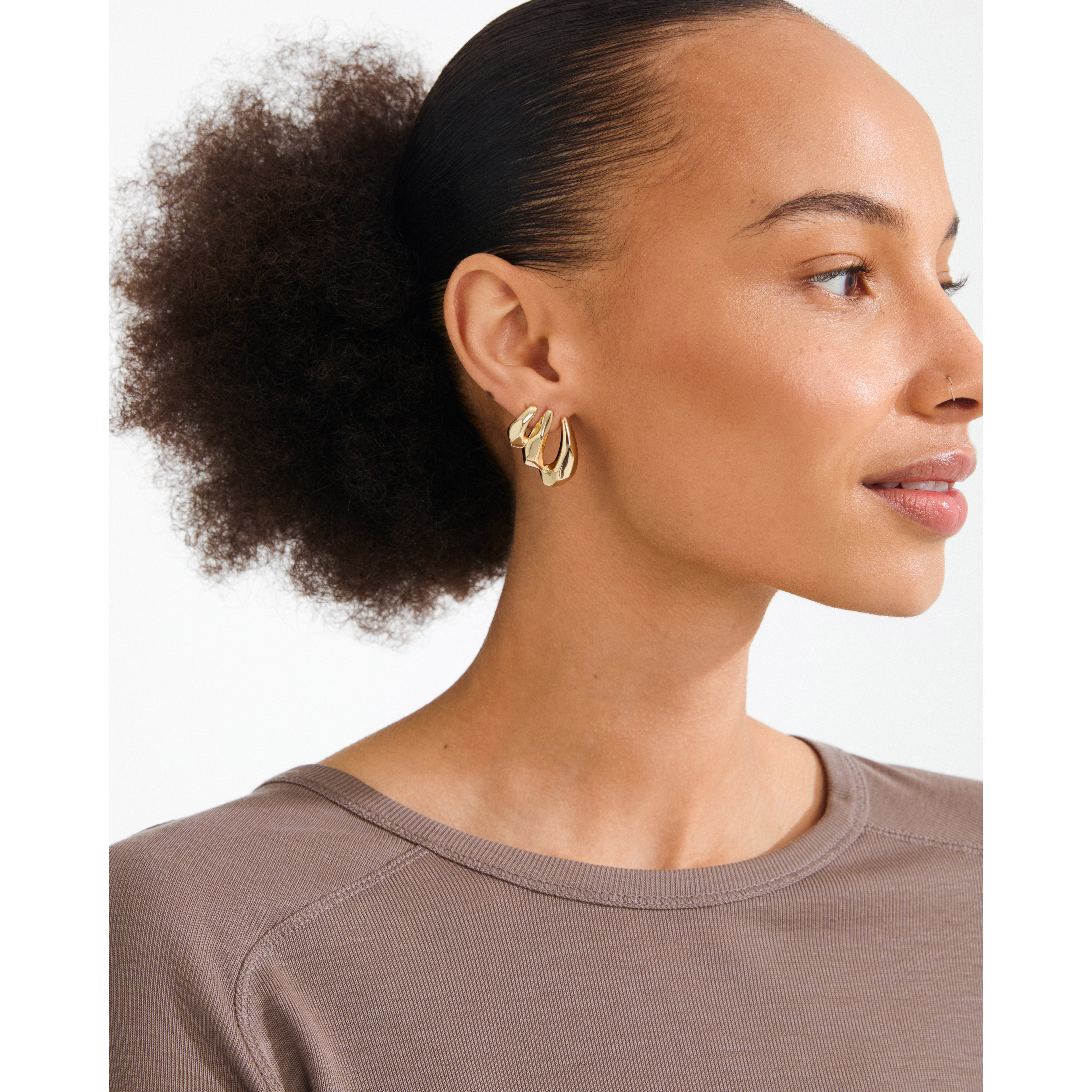 pilgrim-presence-ohrringe-gold-plated-skulpturale-chunky-hoops image 3