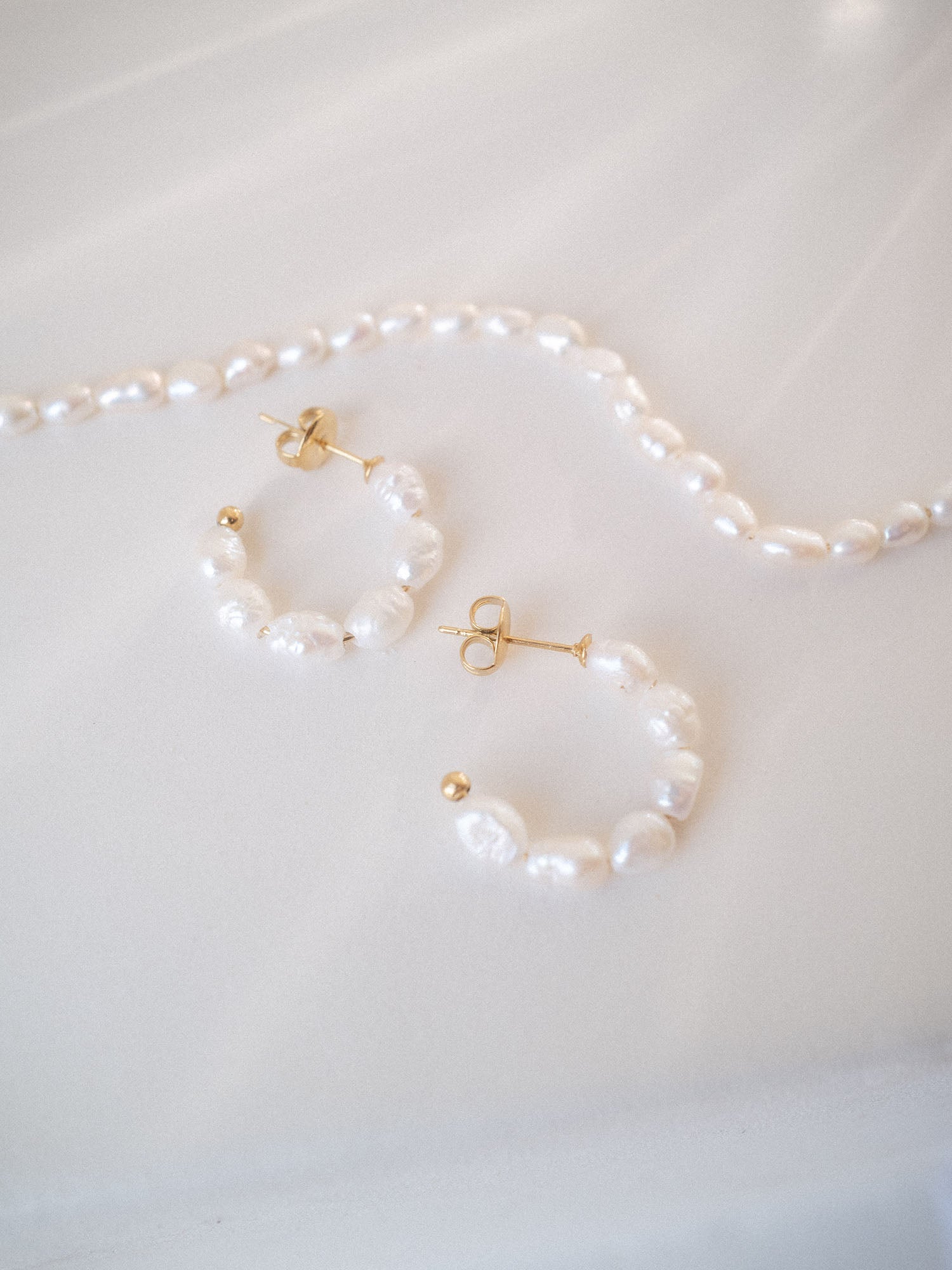 purelei-organic-pearl-perlenohrringe-s-wasserperlen-creolen image 2