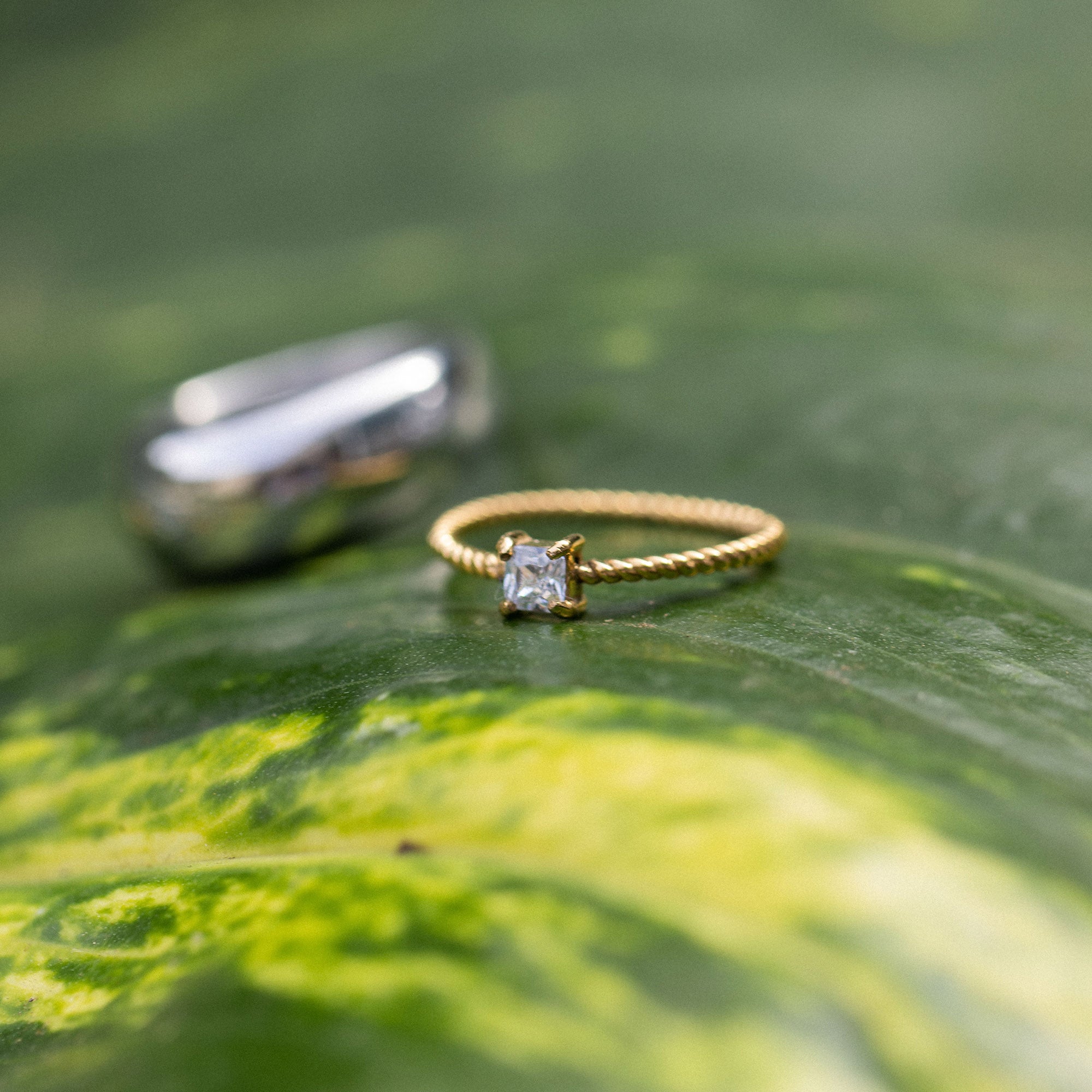 purelei-precious-fine-ring-gedrehter-ring-mit-zirkonia-stein image 4