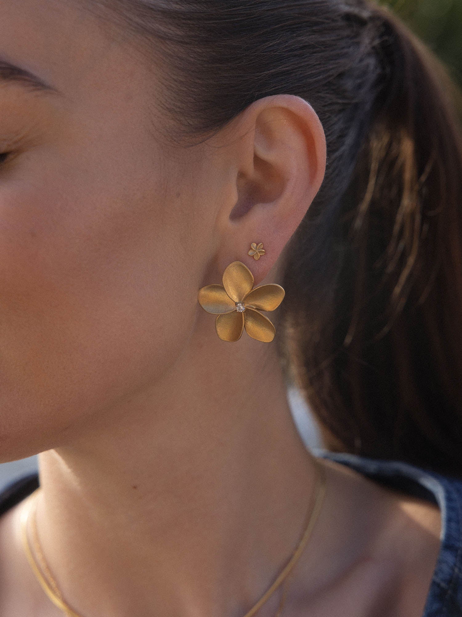 purelei-mahina-club-empowher-ohrringe-plumeria-statement-ohrringe image 3