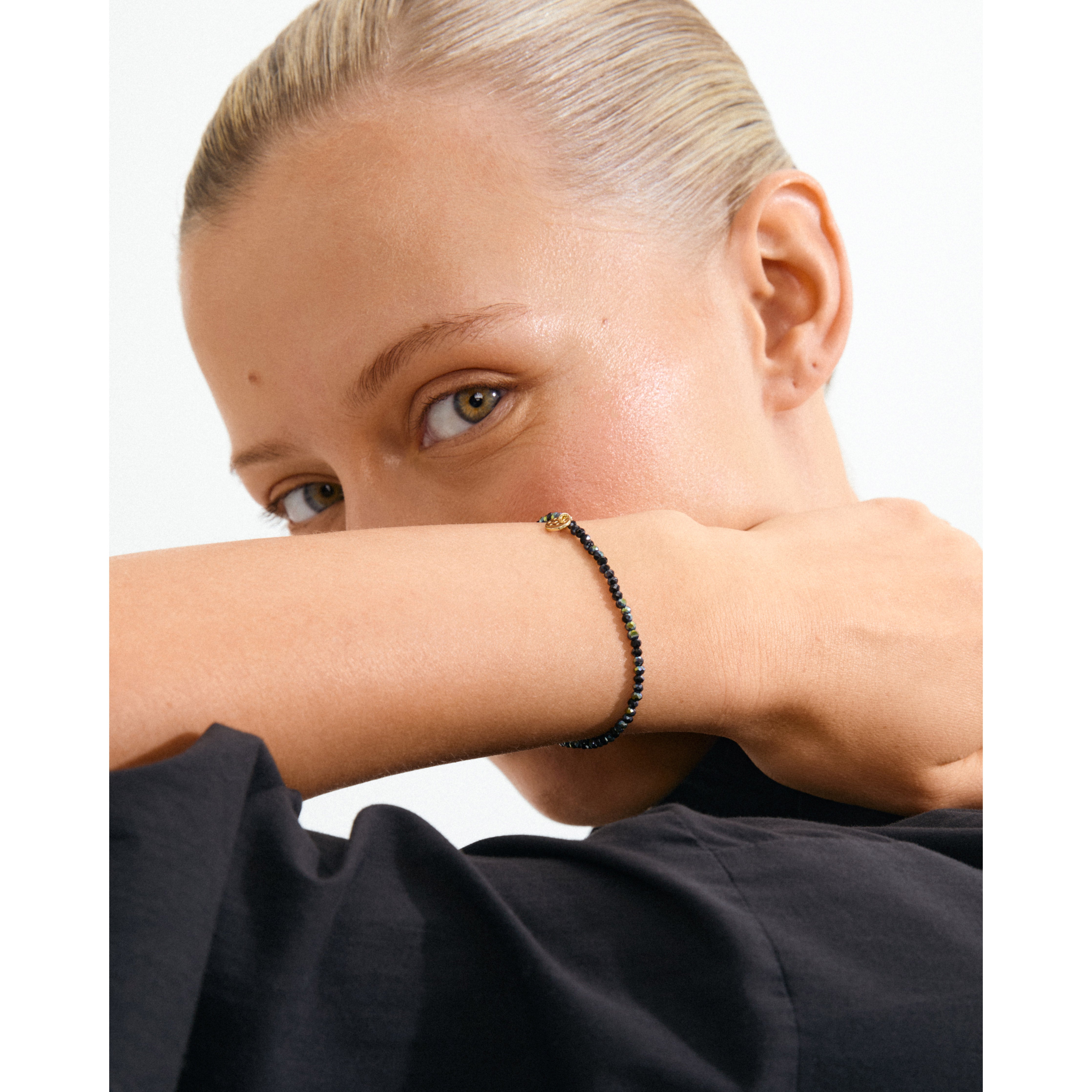 pilgrim-indie-armband-grau-vergoldet-perlenarmband-elastisch-17-cm image 3