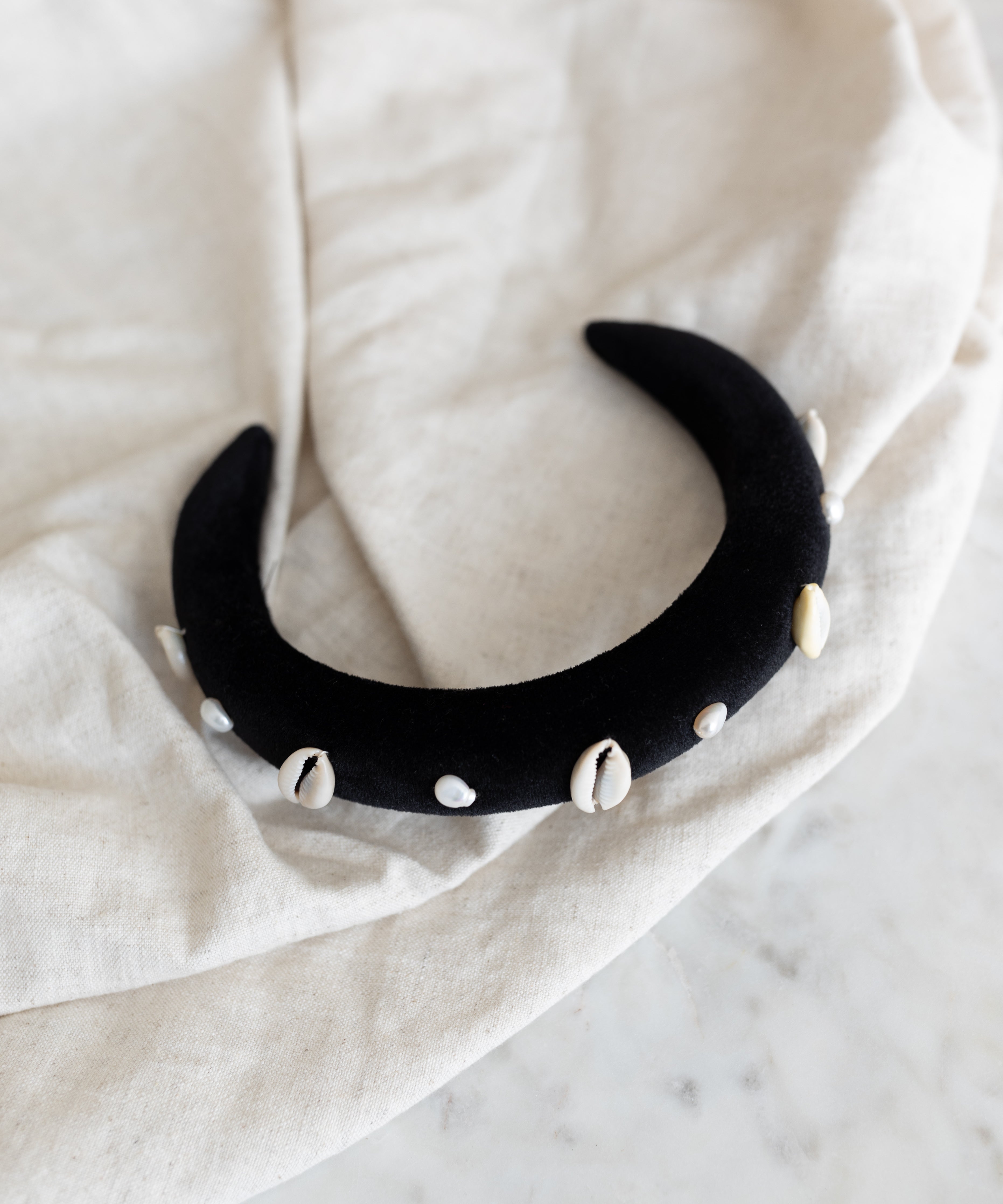 wald-berlin-simone-de-beauvoir-haarreif-black-samt-sample-sale image 2