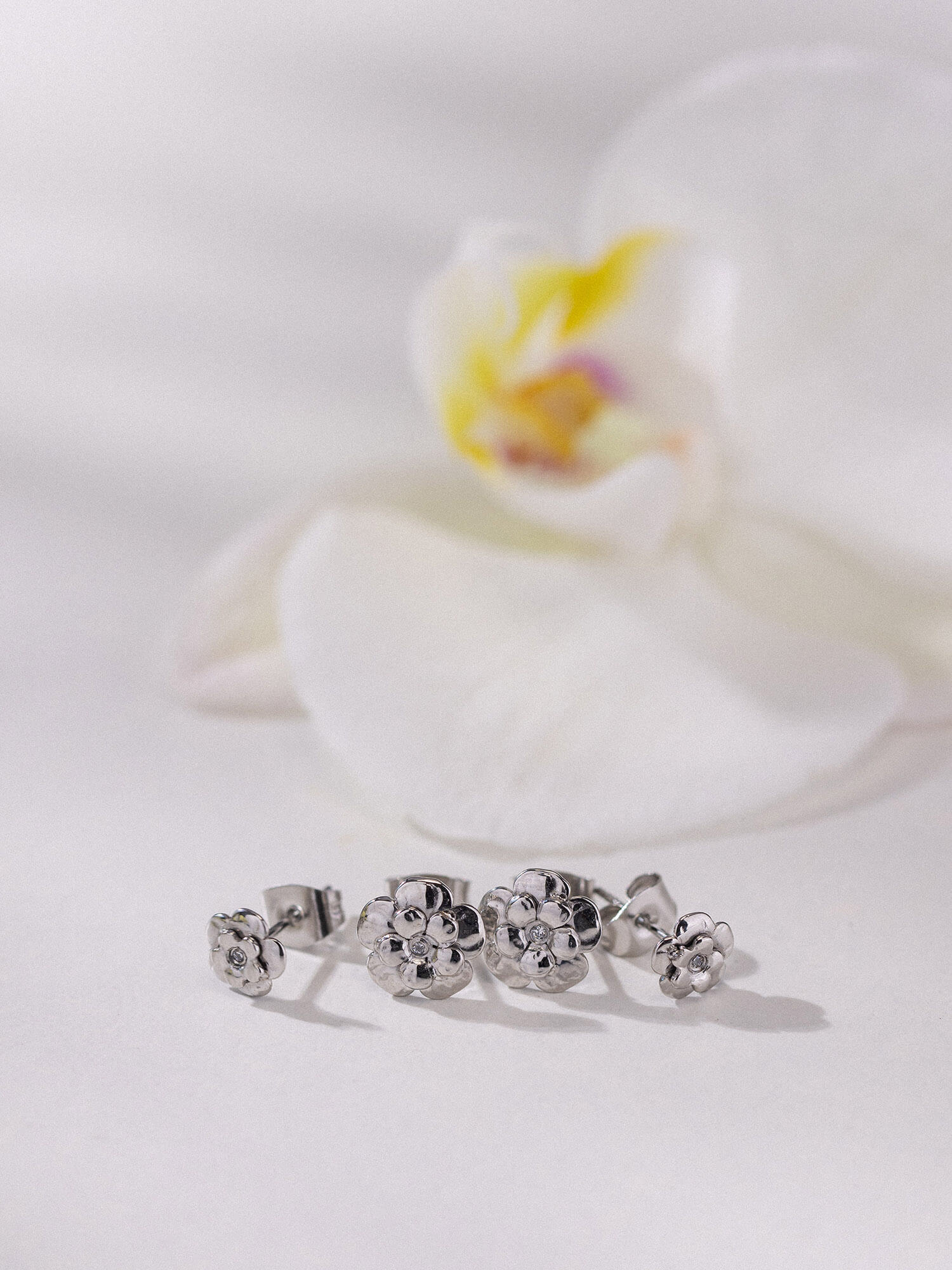 purelei-flower-ohrringe-set-2-paar-ohrstecker-mit-zirkonia-6-5-mm-und-9-mm image 6