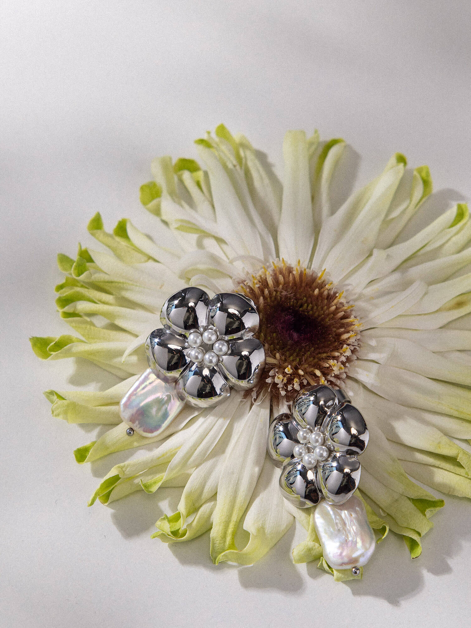 purelei-floral-pearly-ohrringe-bl-tenstecker-mit-keshi-perle image 8