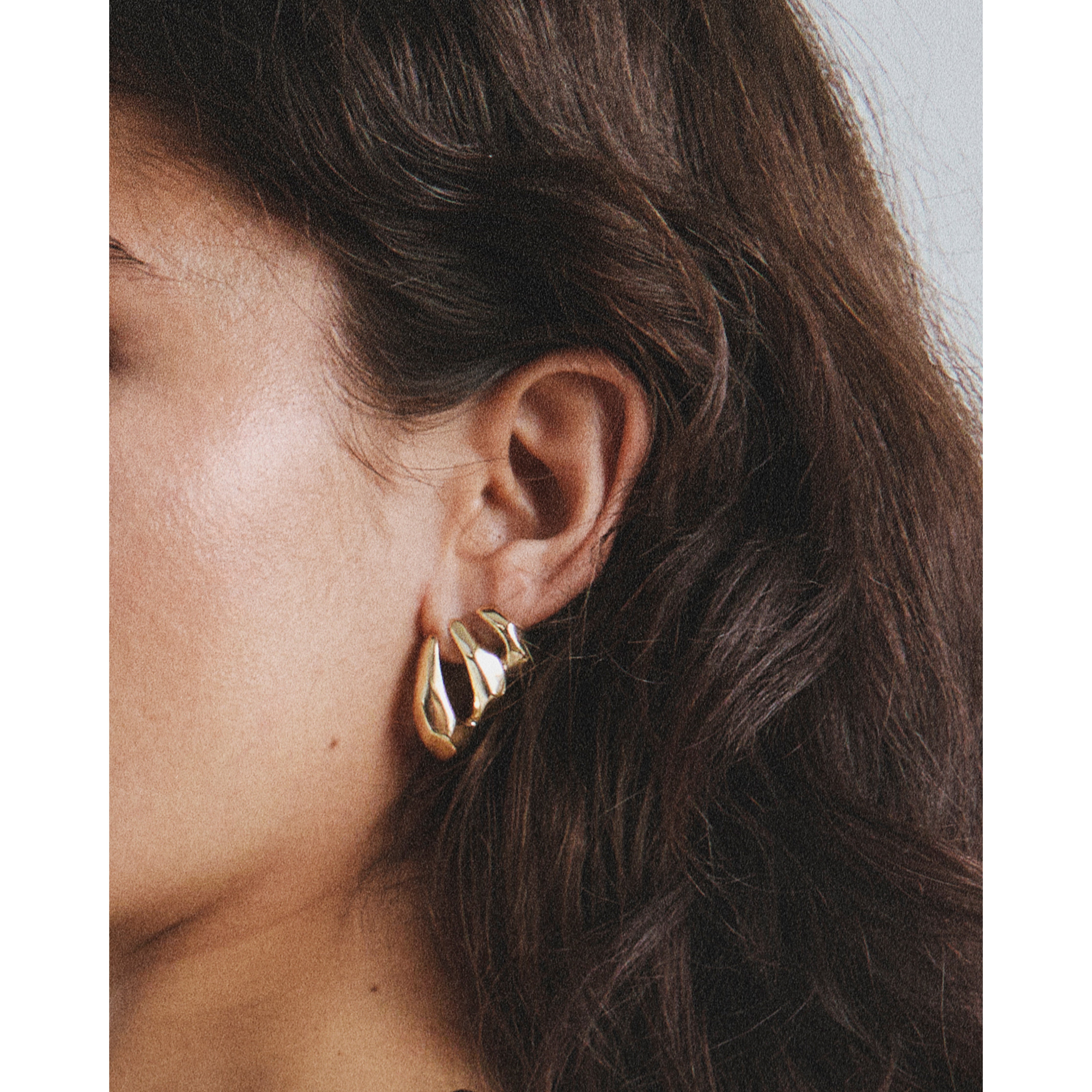 pilgrim-presence-ohrringe-gold-plated-skulpturale-chunky-hoops image 5