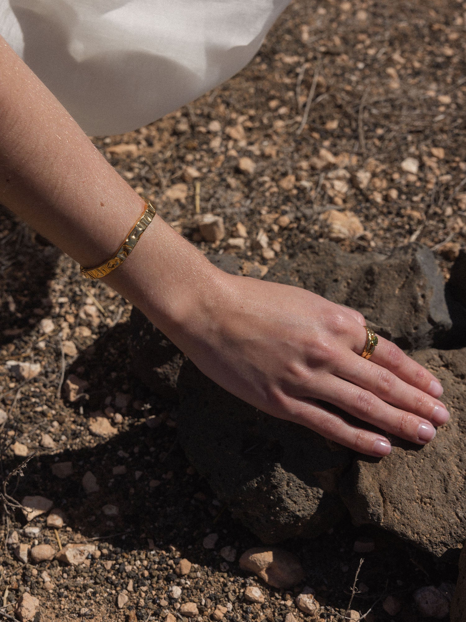 purelei-volcano-armreif-gehammerter-arm-cuff-aus-edelstahl-in-gold-silber-ros-go image 4