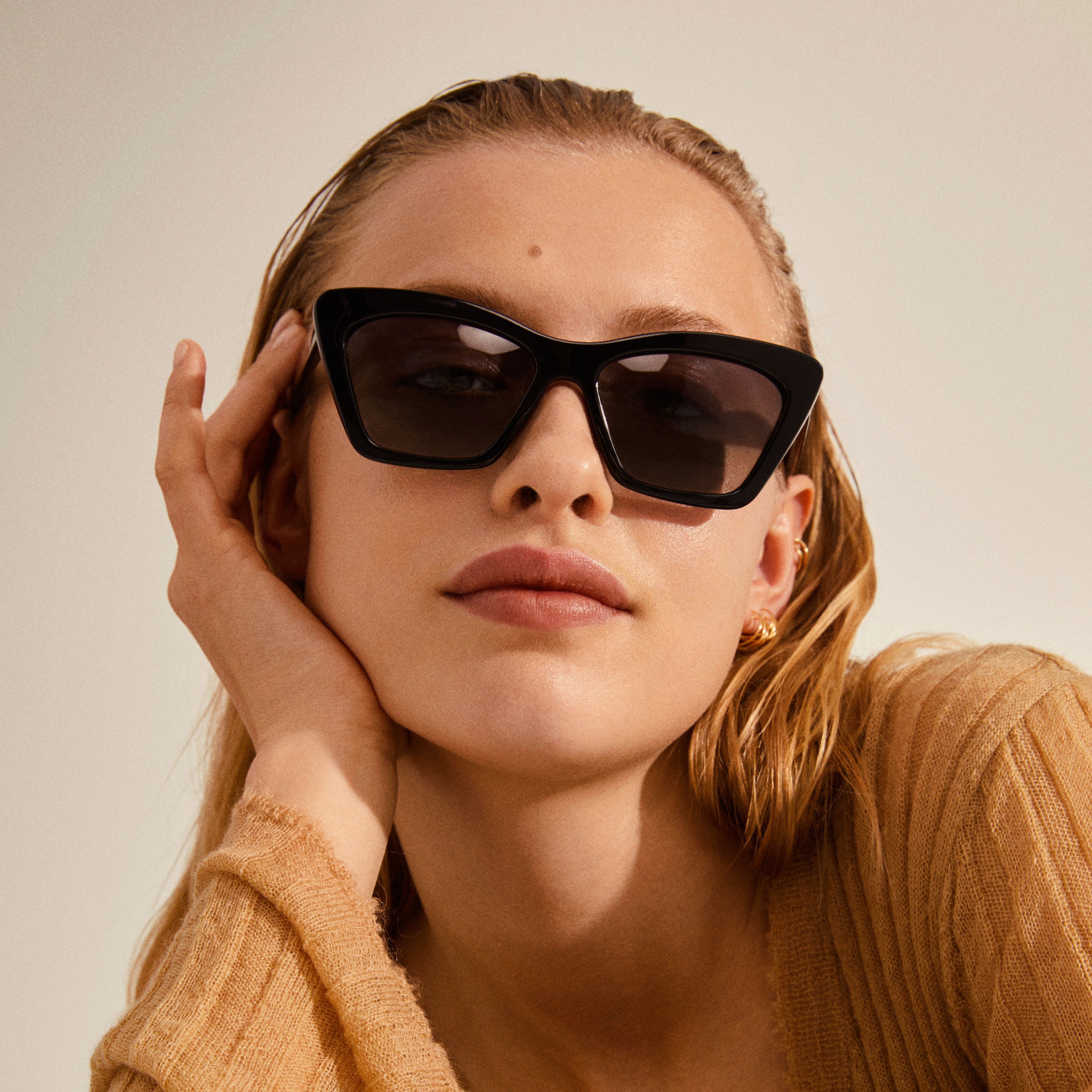pilgrim-dakota-sonnenbrille-schwarz-cat-eye-eckig image 2