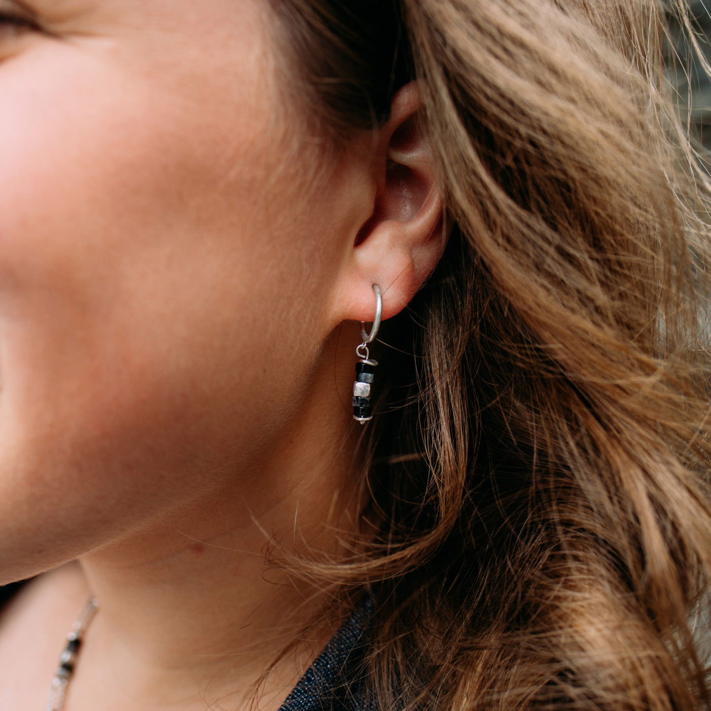 julie-julsen-loving-stones-ohrschmuck-8-schwarze-edelsteine-achat-und-labradorit image 2