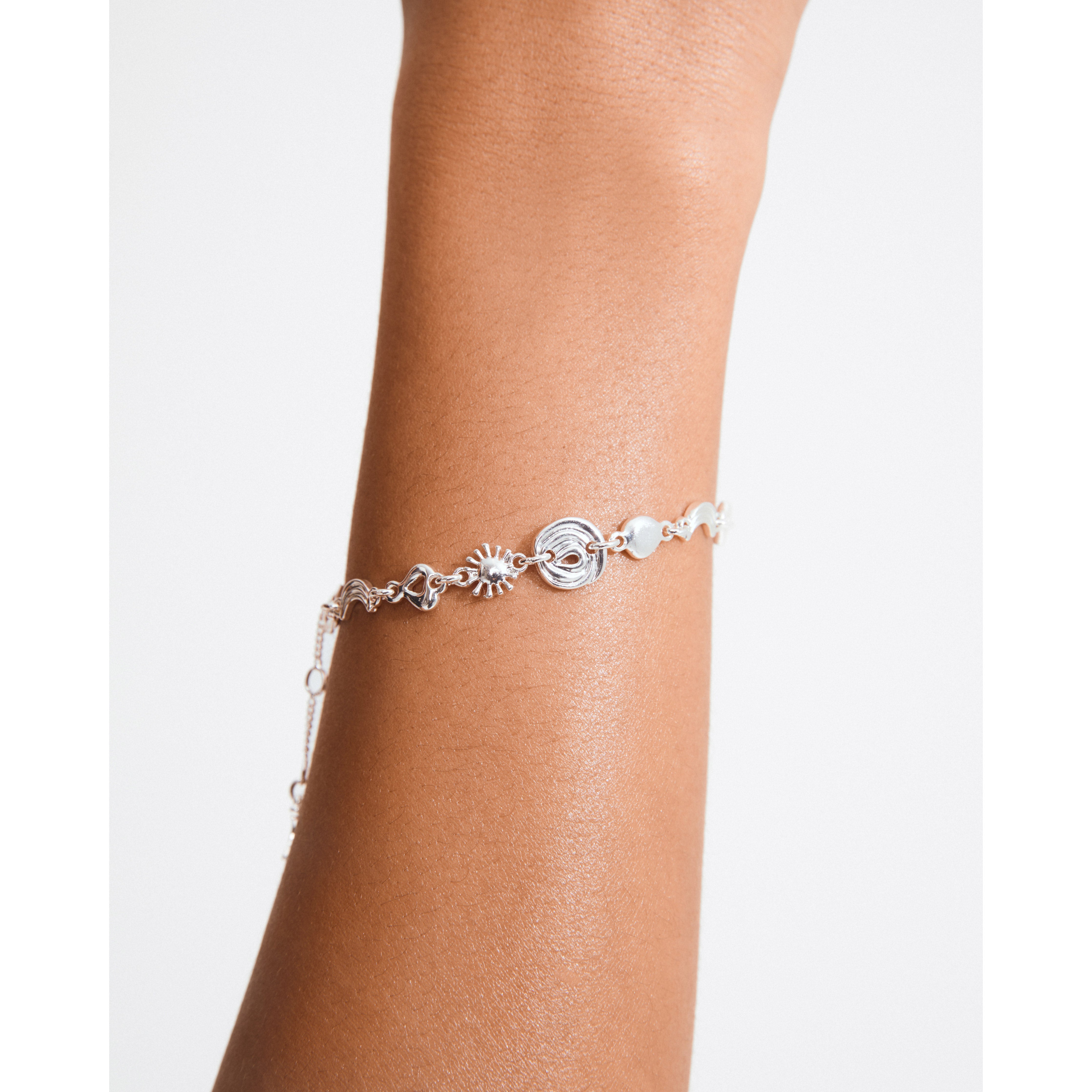 pilgrim-misha-armband-versilbert-mit-sonne-mond-und-herz image 4