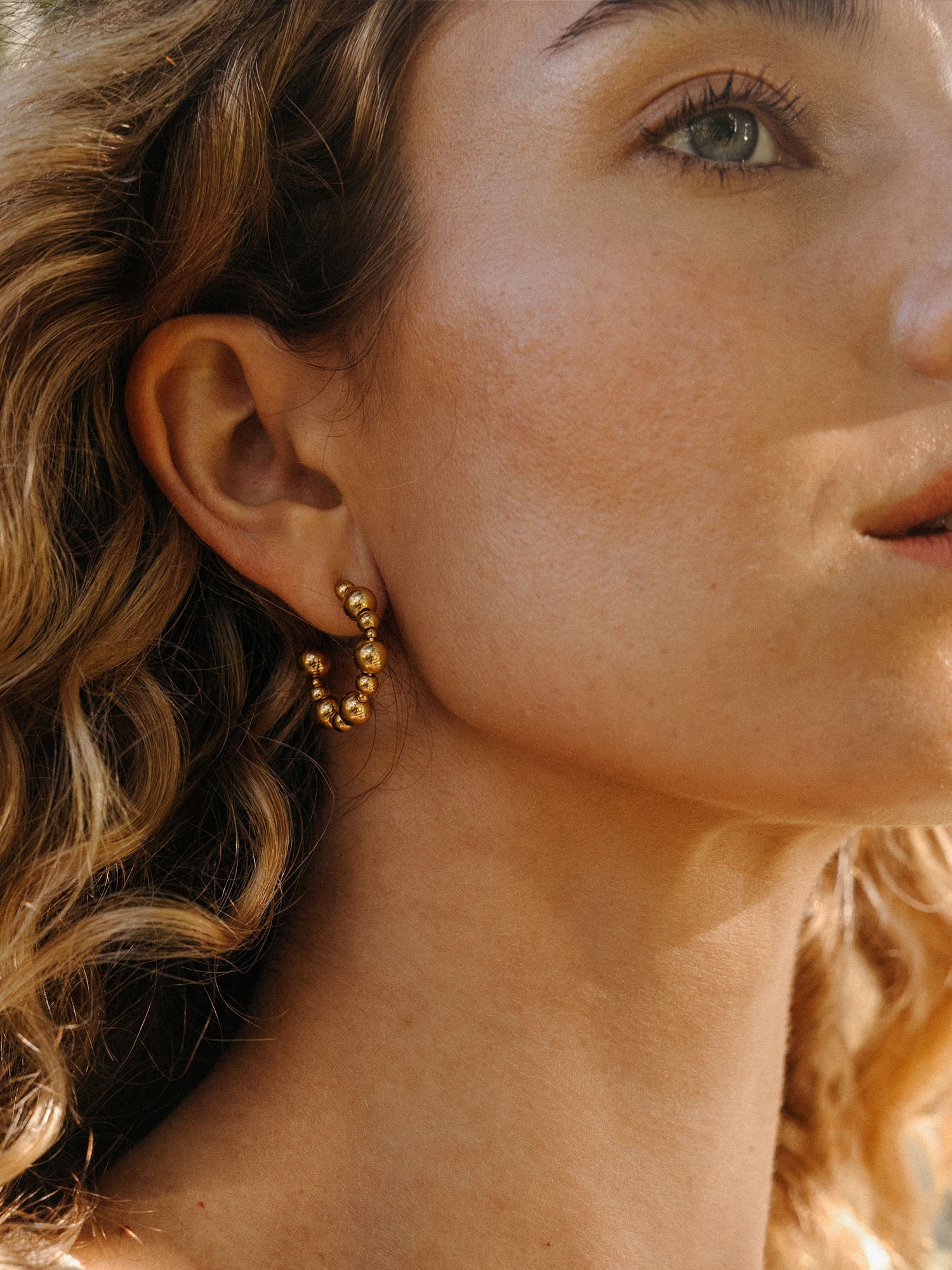 purelei-terra-ohrringe-offene-hoops-30-mm-kugeln image 3