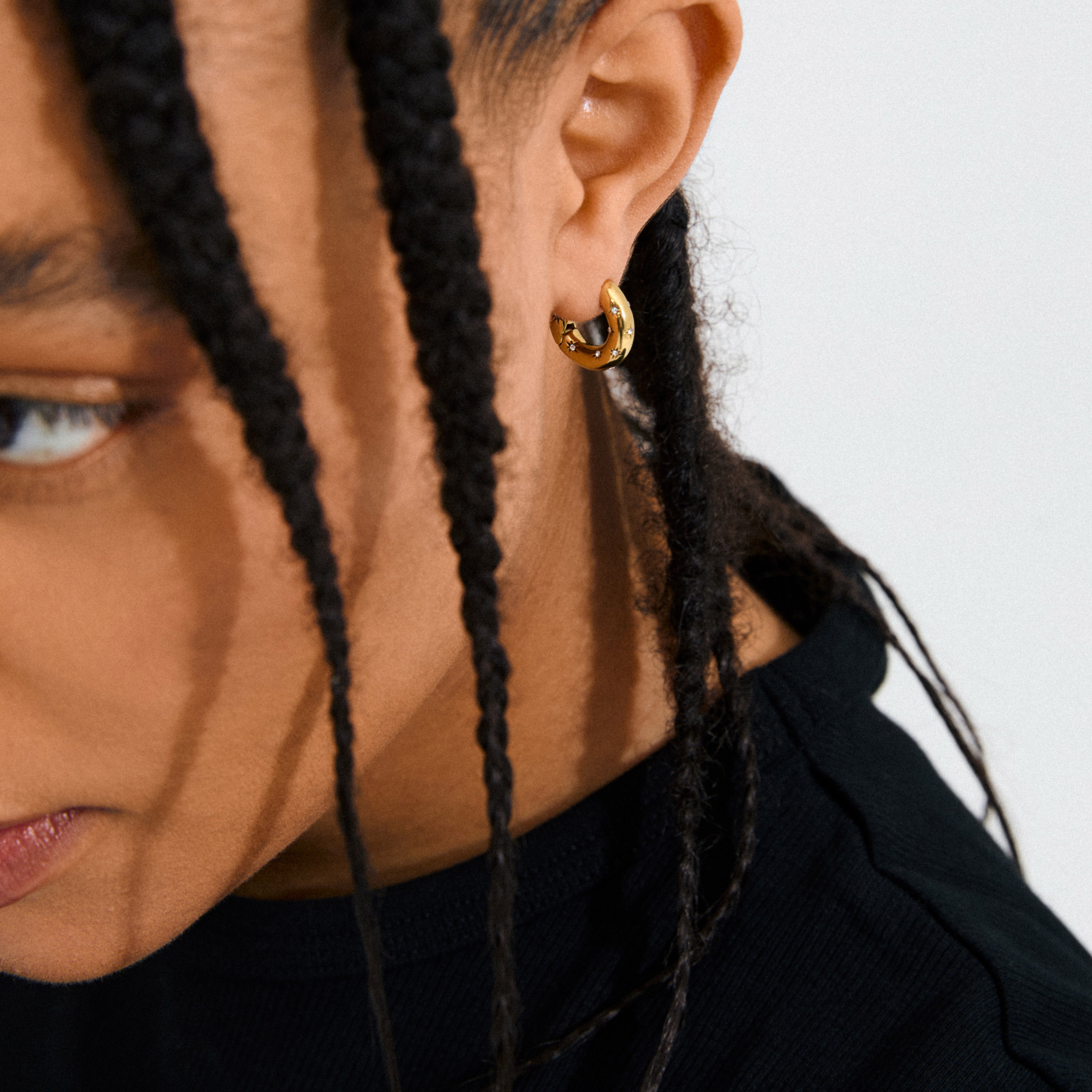 pilgrim-nevaeh-huggie-hoops-vergoldet-mit-preciosa-kristallen image 3