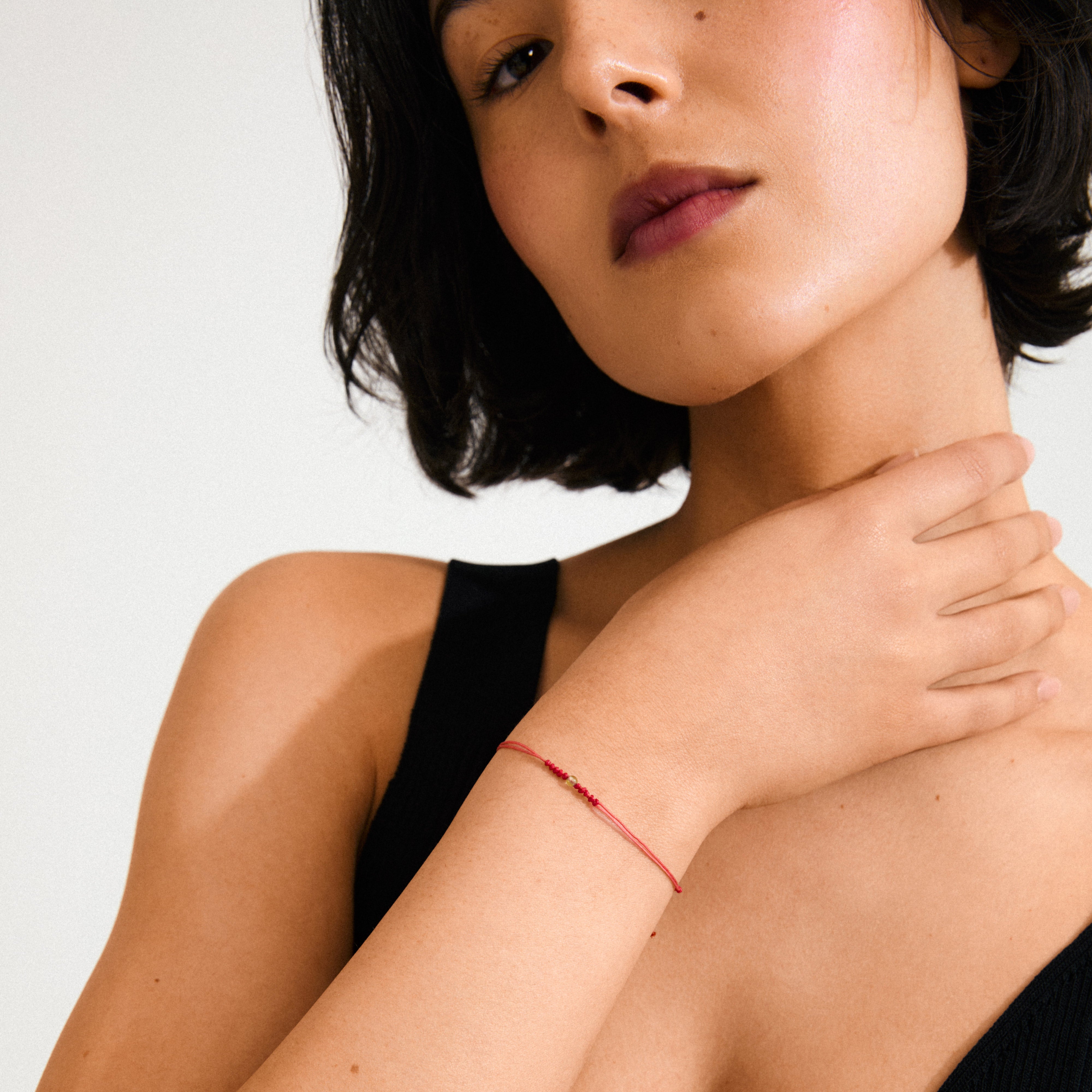 pilgrim-august-geburtsstein-armband-peridot-rotes-baumwollband-verstellbar image 3