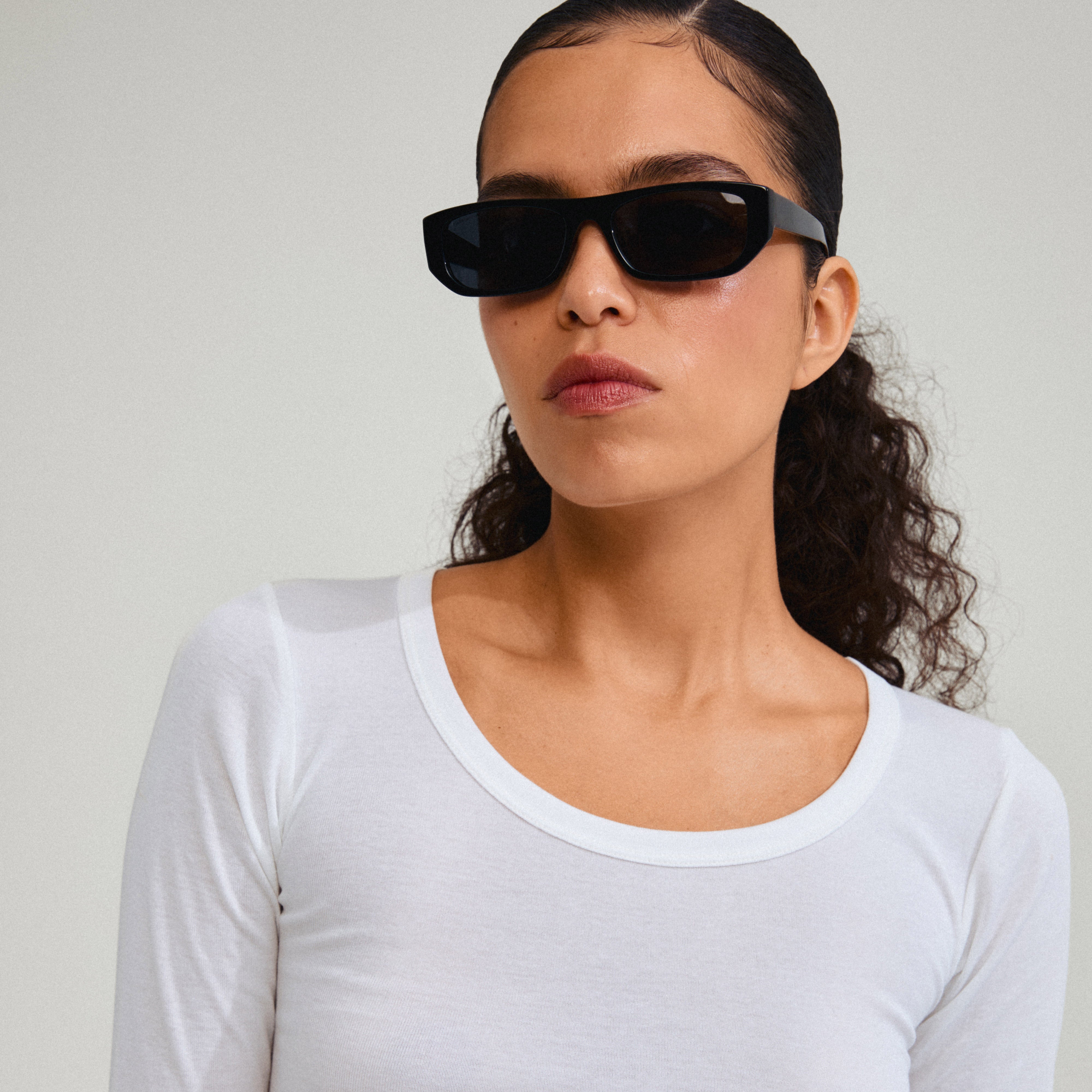 pilgrim-ainsley-sonnenbrille-schwarz-rechteckig-uva-uvb image 2