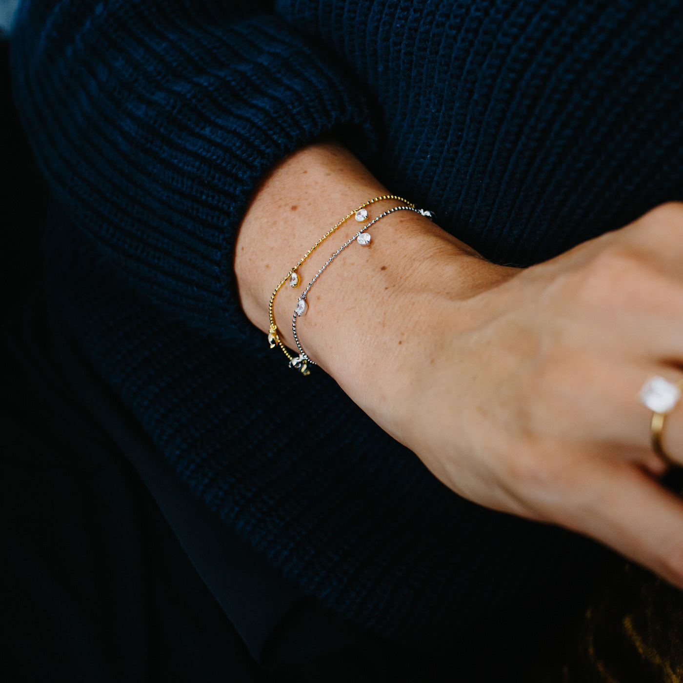 julie-julsen-hanging-crystal-armband-vergoldet-5-wei-e-zirkonia image 2