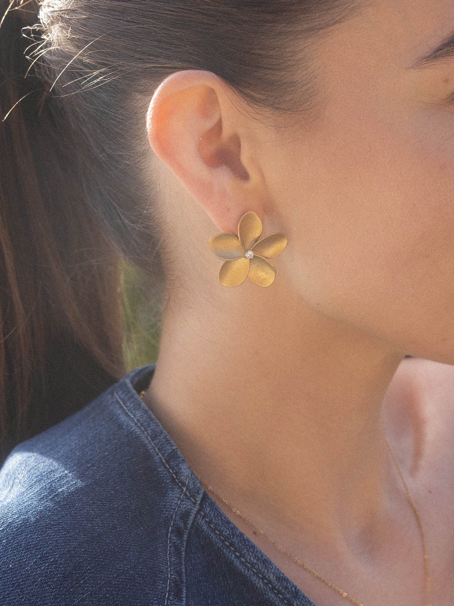 purelei-mahina-club-empowher-ohrringe-plumeria-statement-ohrringe image 2