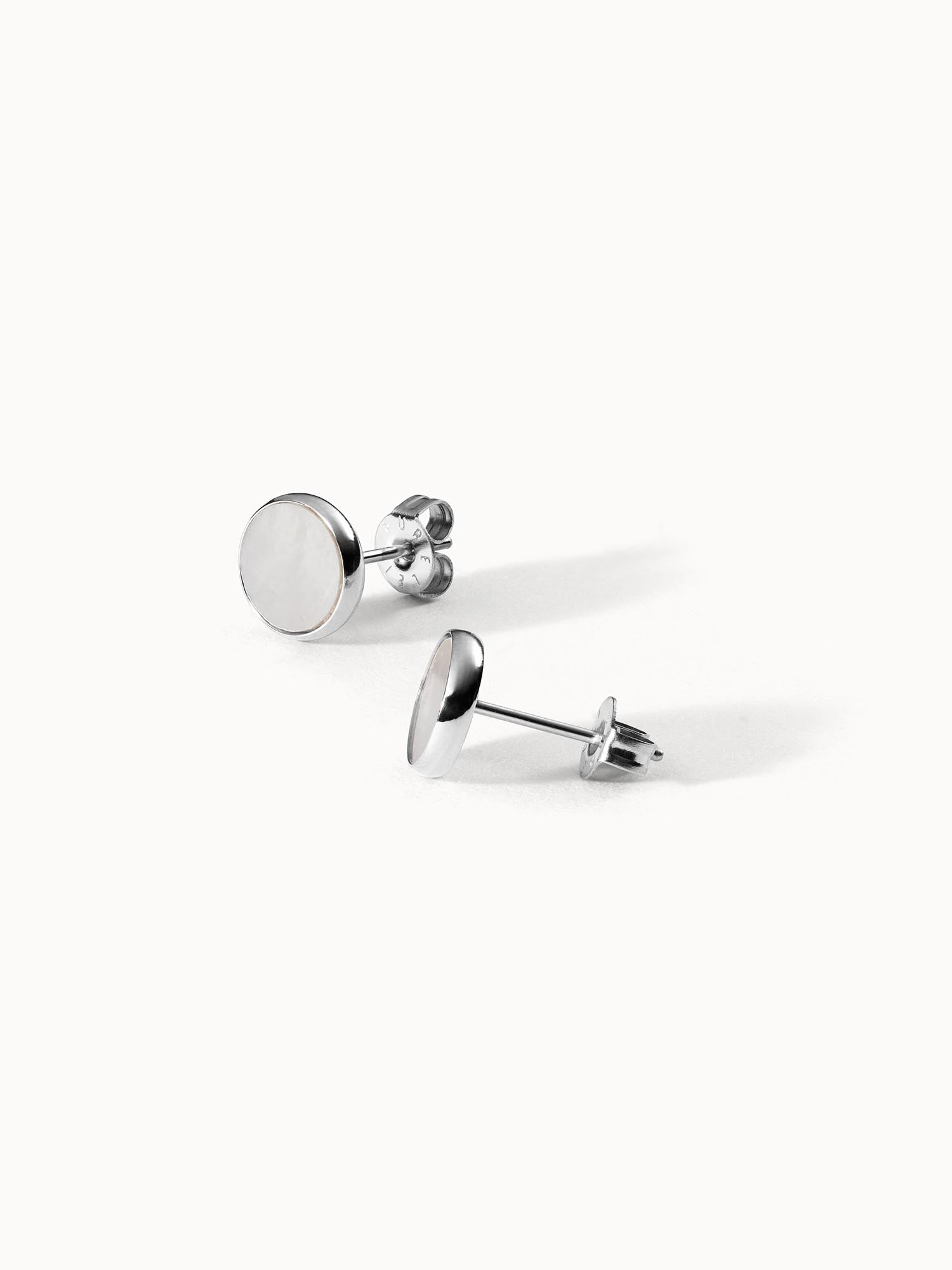 purelei-white-gloss-ohrringe-runde-perlmutt-ohrstecker-8-mm image 4