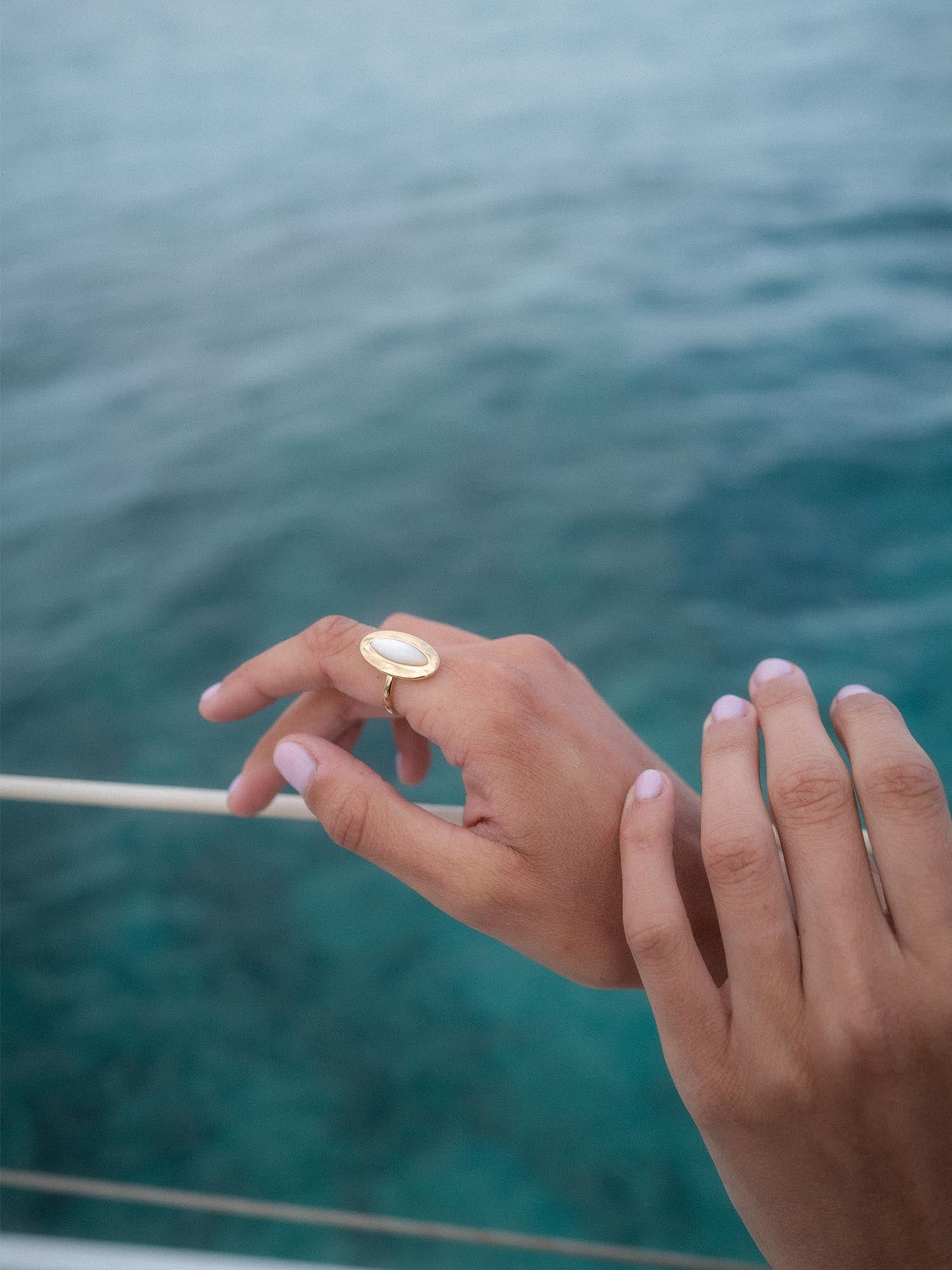purelei-island-elegance-ring-mit-perlmutt-inlay-oval image 4