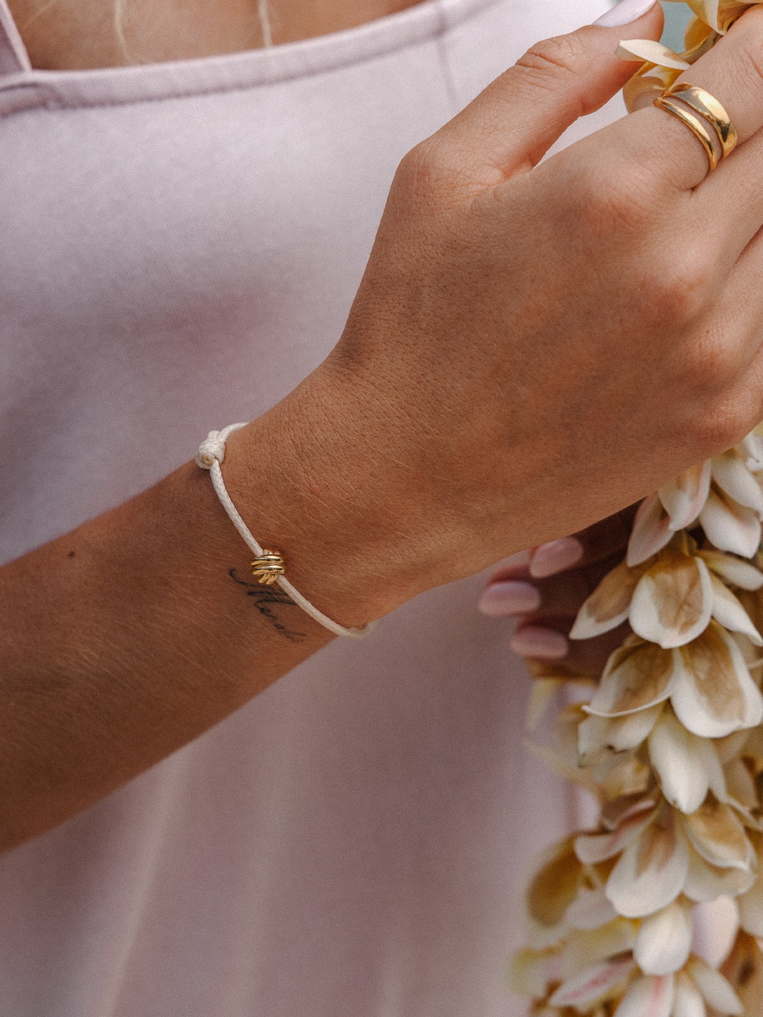 purelei-knot-armband-verstellbares-textilarmband-beige-mit-knoten-anh-nger image 2