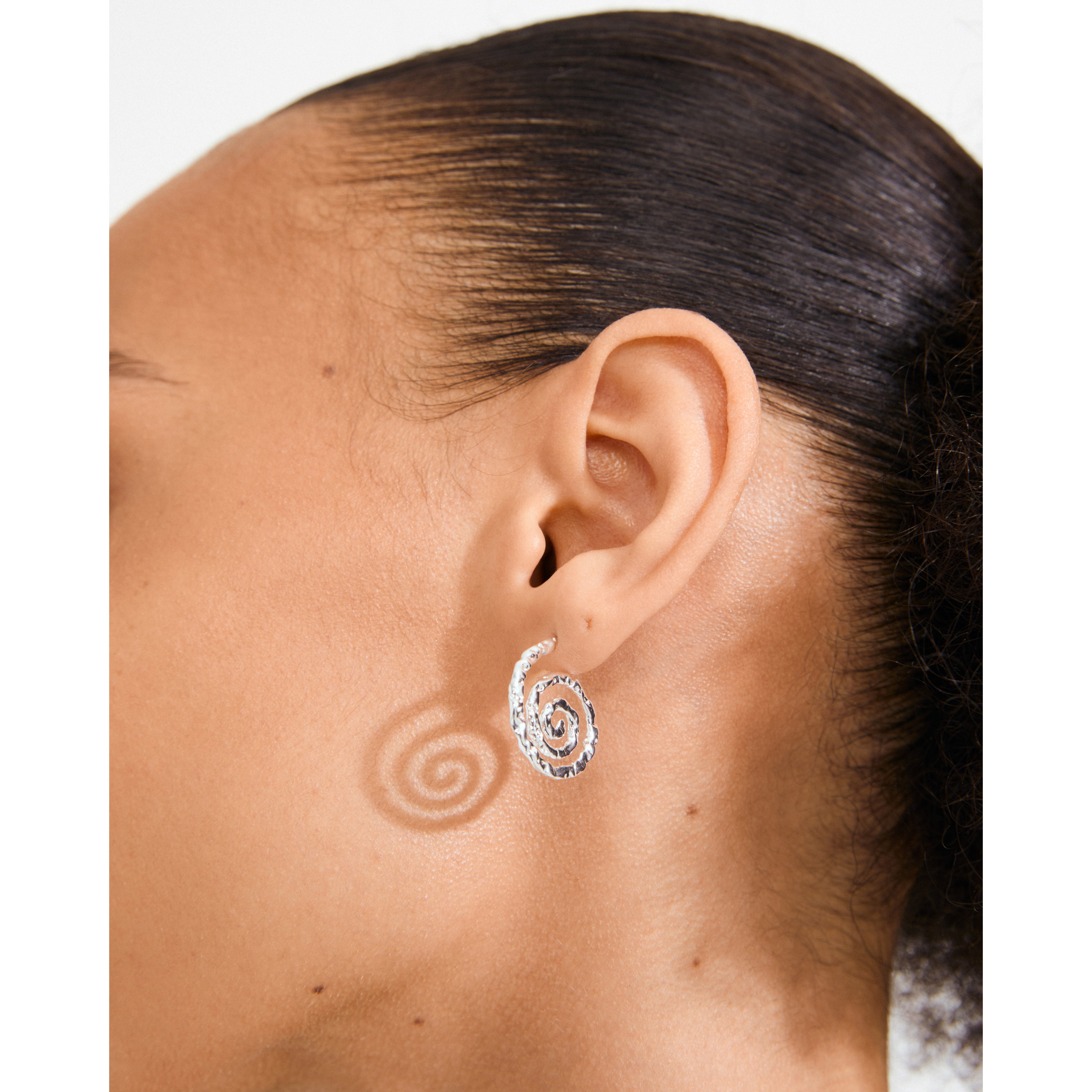 pilgrim-still-ohrringe-versilbert-spiral-ohrringe image 4