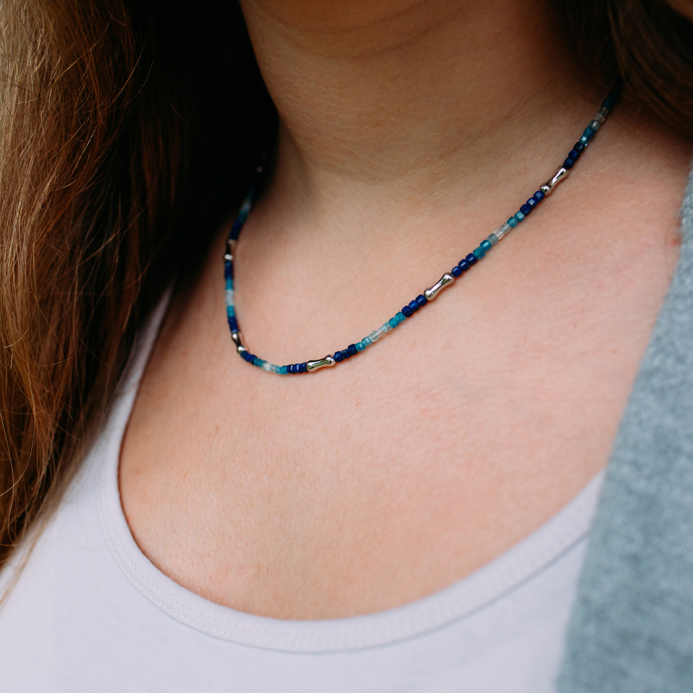julie-julsen-loving-stones-kette-40-5-cm-aus-144-blauen-edelsteinen-mondstein-sp image 2