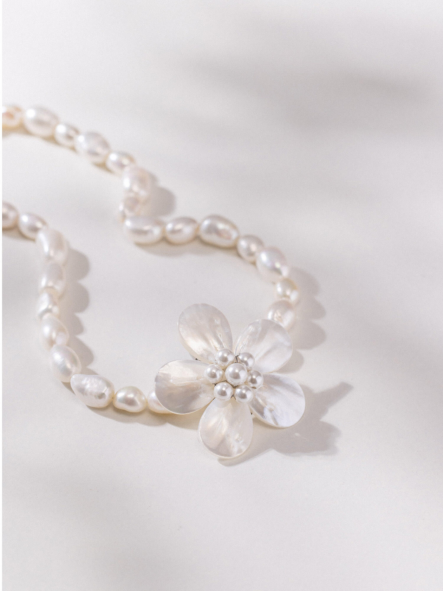 purelei-pearly-flower-charm-blumenanh-nger-aus-muschelperlen-versteckter-karabin image 5