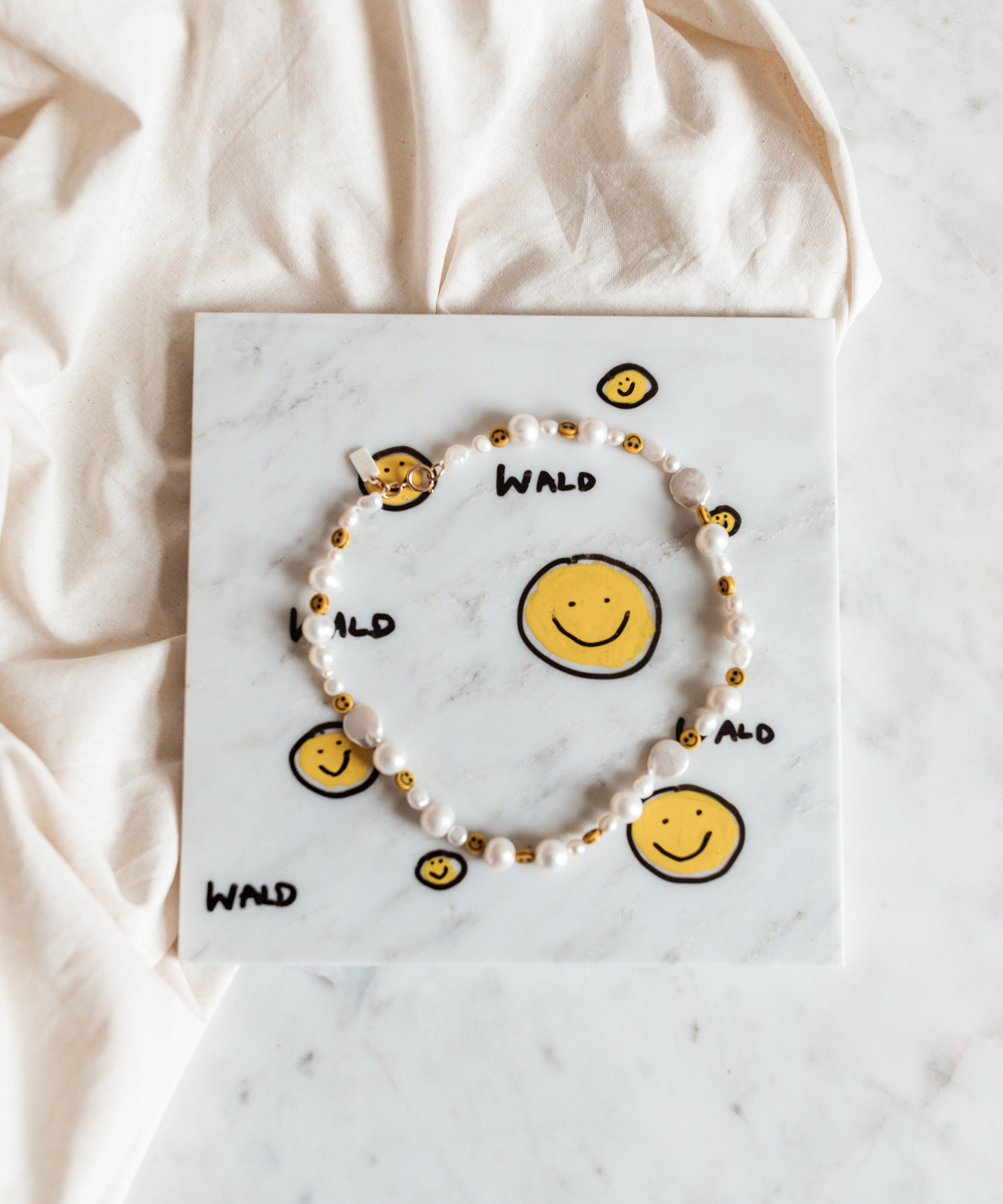 wald-berlin-smilie-dude-marble-art-piece-schmuck-display-aus-marmor image 2
