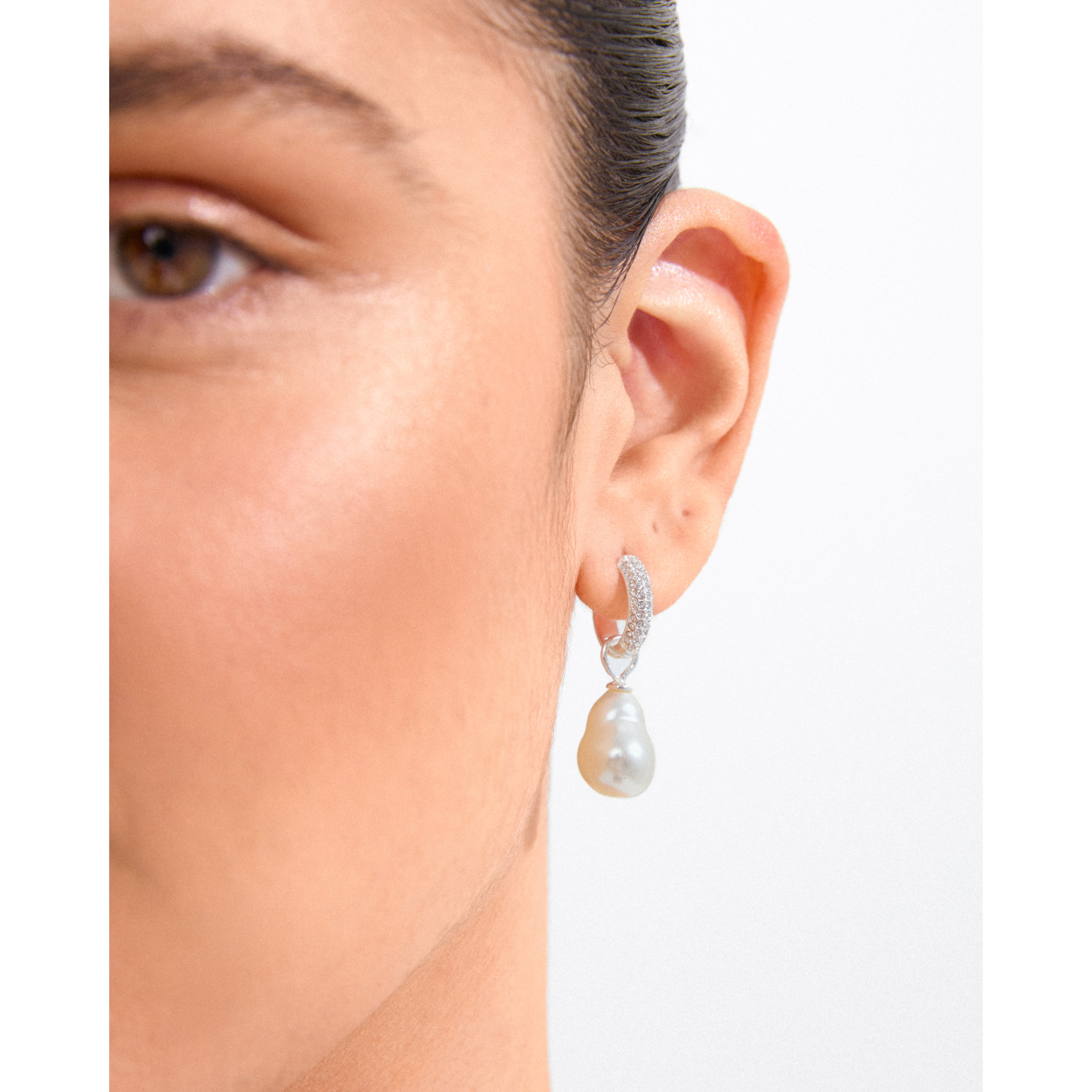 pilgrim-edele-perlen-ohrringe-versilbert-chunky-hoops-mit-preciosa-kristallen image 3