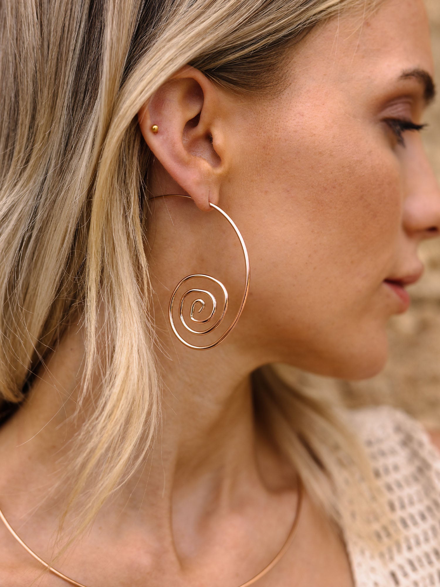purelei-flow-ohrringe-creolen-spiral-60-mm-statement image 8