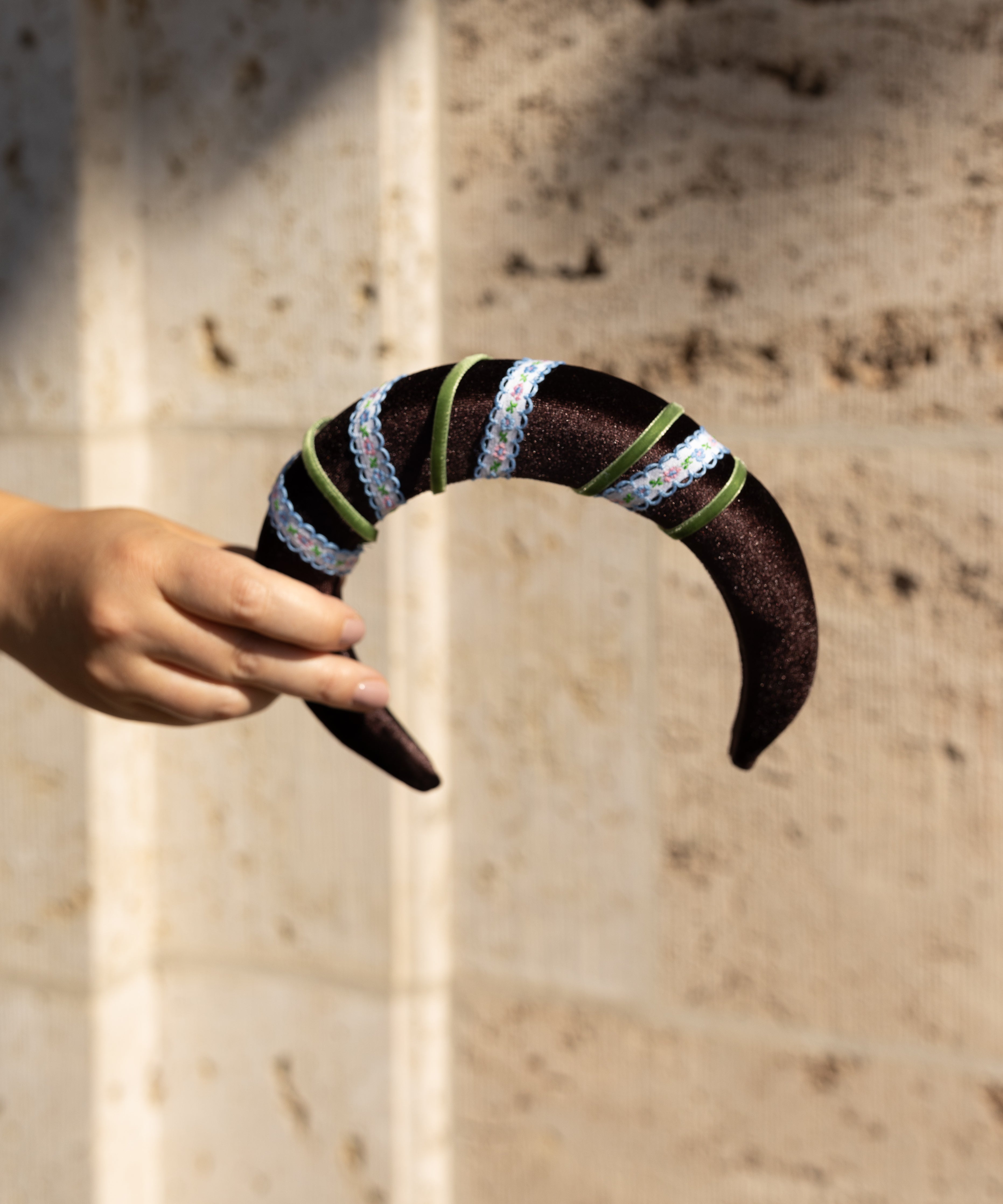 wald-berlin-headband-swirl-dark-brown-samthaarband image 1
