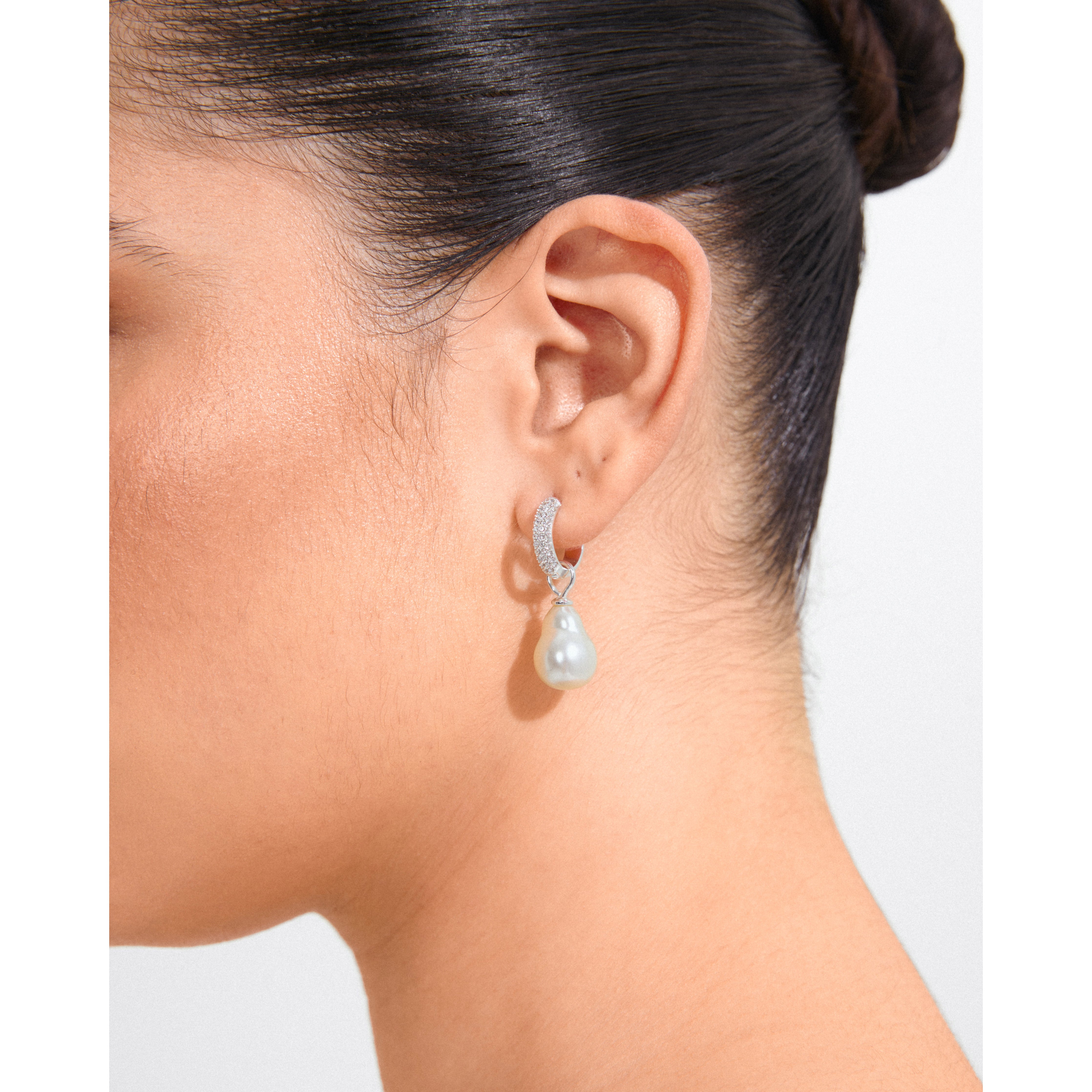 pilgrim-edele-perlen-ohrringe-versilbert-chunky-hoops-mit-preciosa-kristallen image 4
