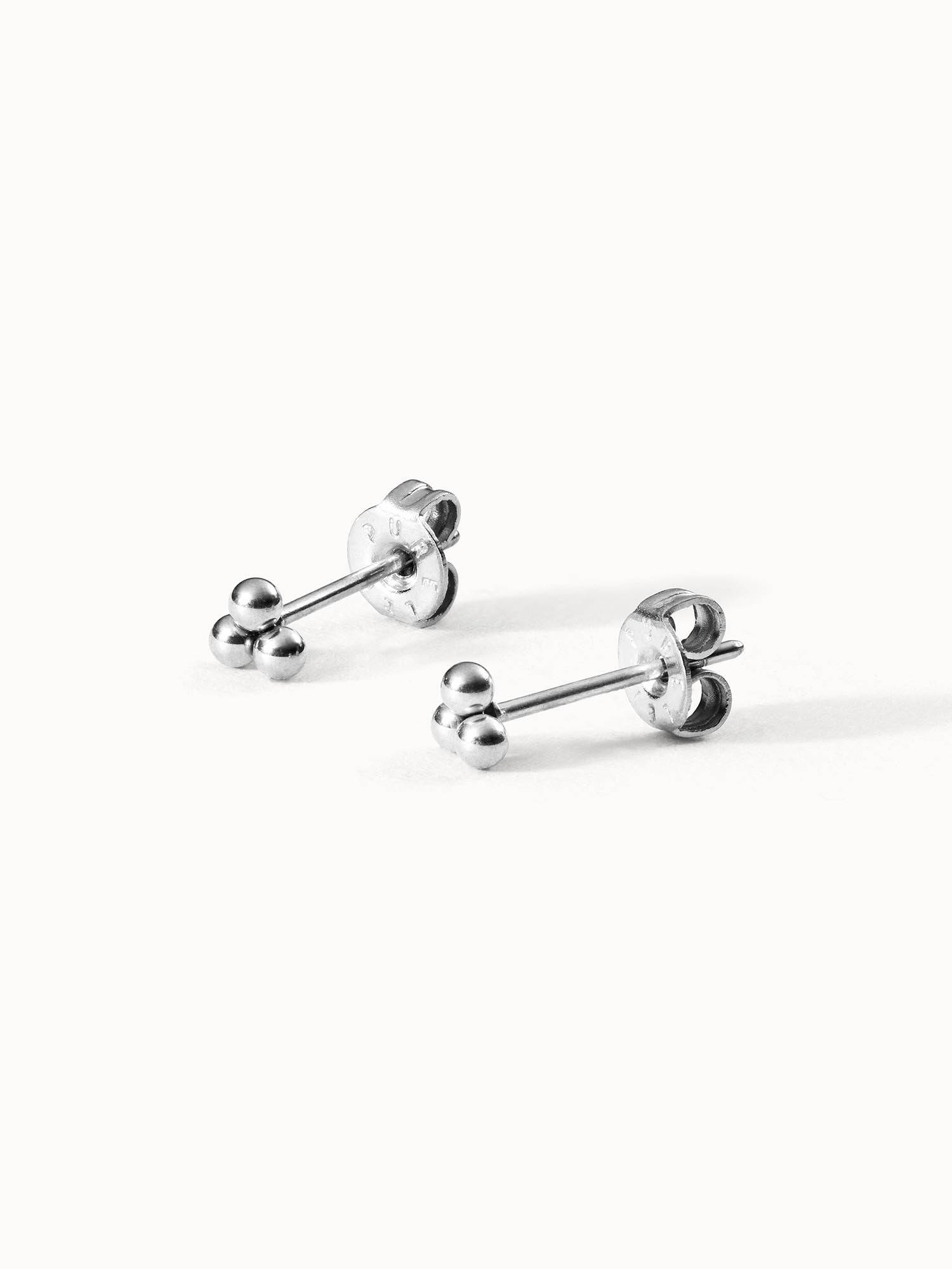 purelei-plain-ohrringe-ohrstecker-4x4-mm-drei-kugeln image 4