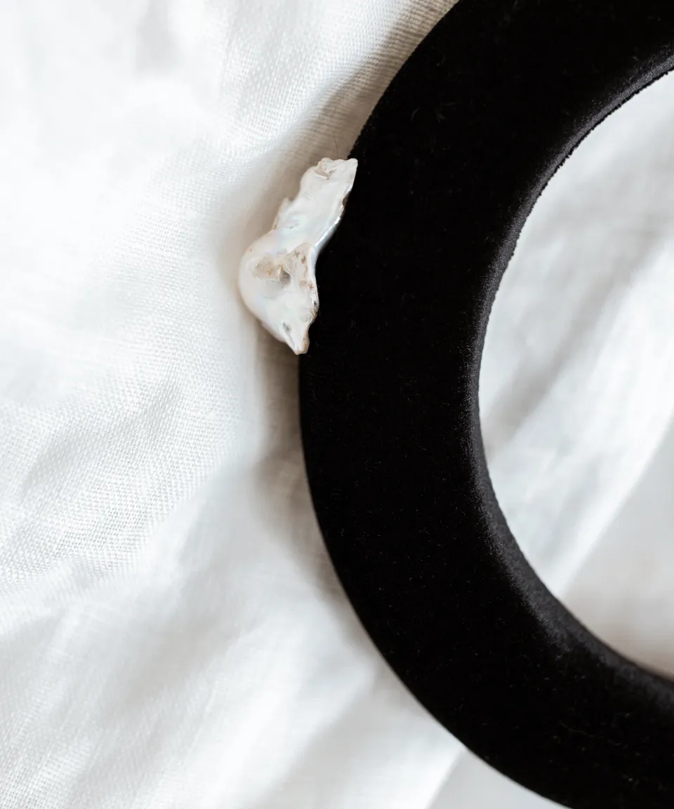 wald-berlin-baroque-pearl-headband-black-samt-haarband-mit-perle image 1