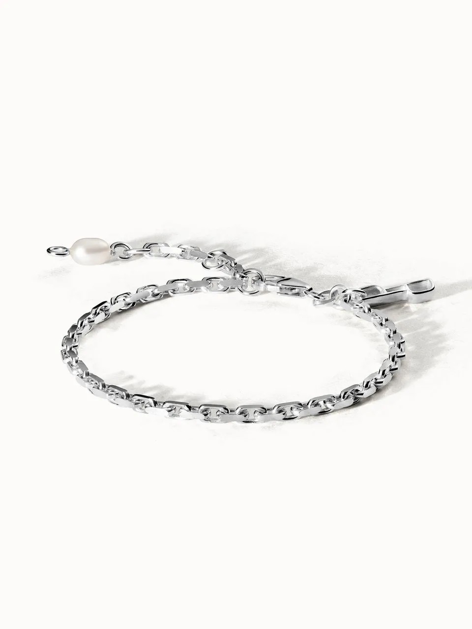 purelei-gleam-armband-ankerkette-aus-recyceltem-silber-mit-s-wasserperle image 1