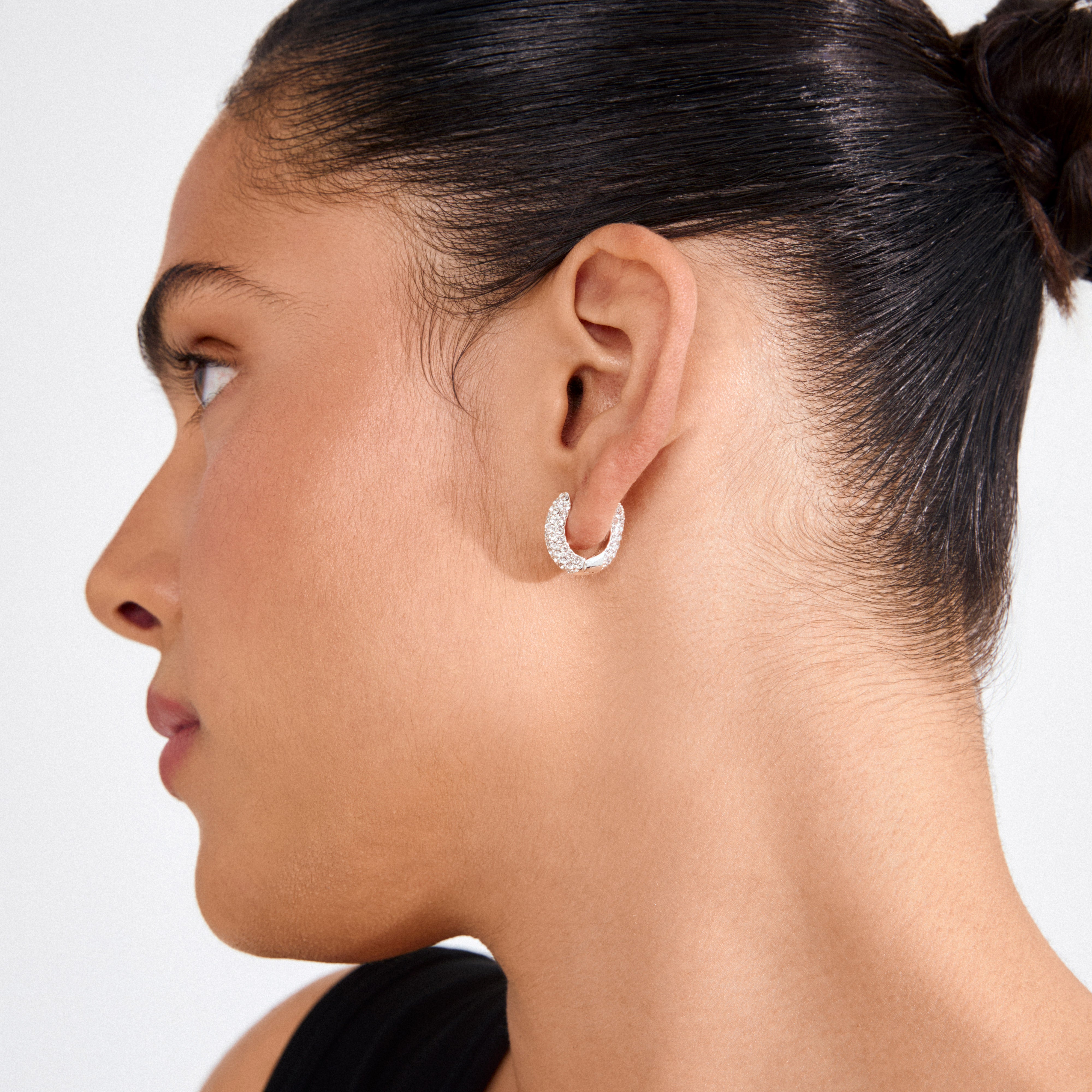 pilgrim-lona-chunky-huggie-hoops-silberplattiert-creolen-mit-preciosa-kristallen image 3