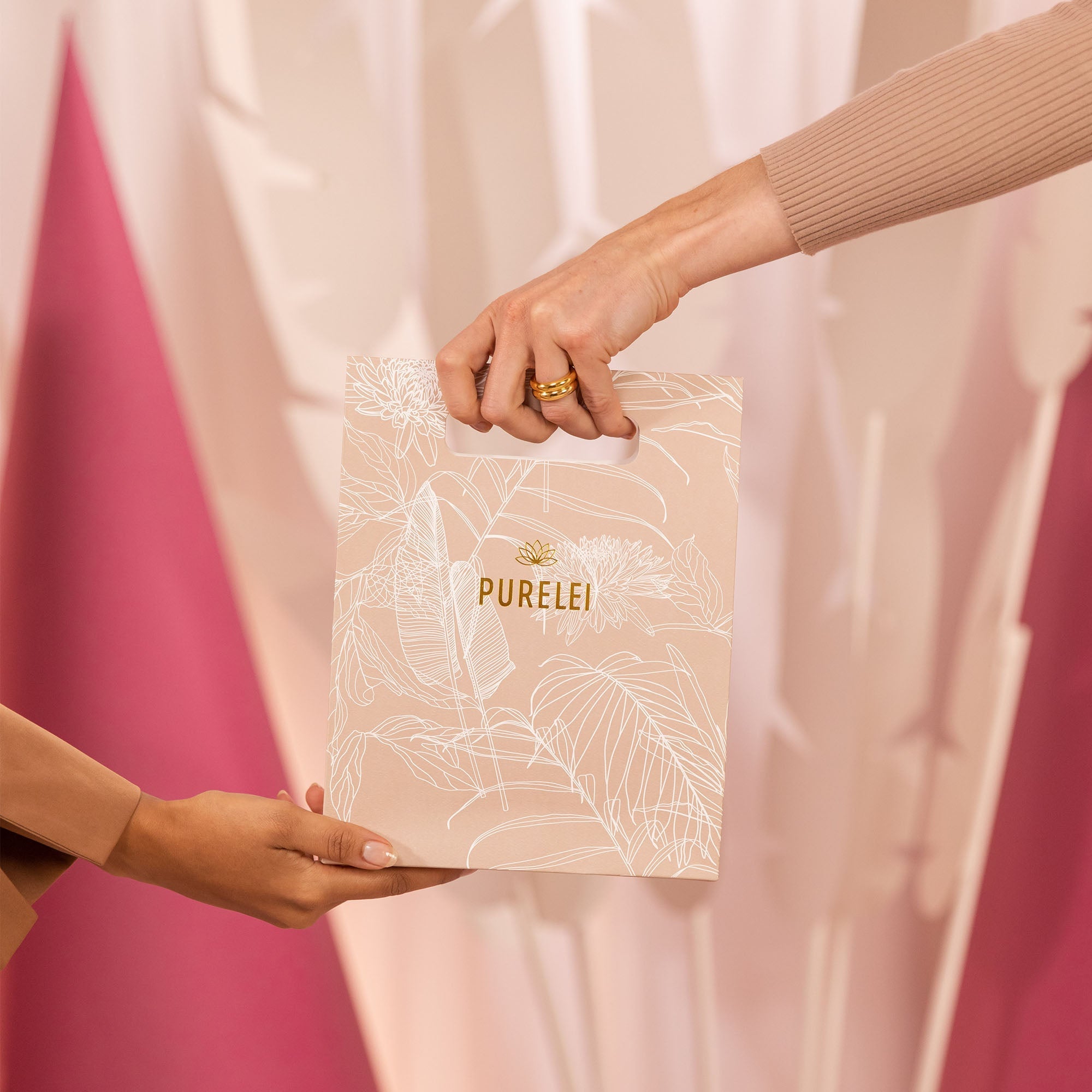 purelei-flora-gift-bag-geschenkverpackung-mauve-wei-gold-26-x-20-5-x-7-cm image 4