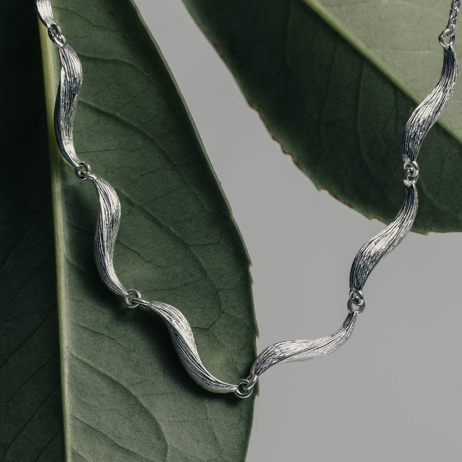 xenox-fiora-halskette-925-sterlingsilber-rhodiniert-blatt image 3